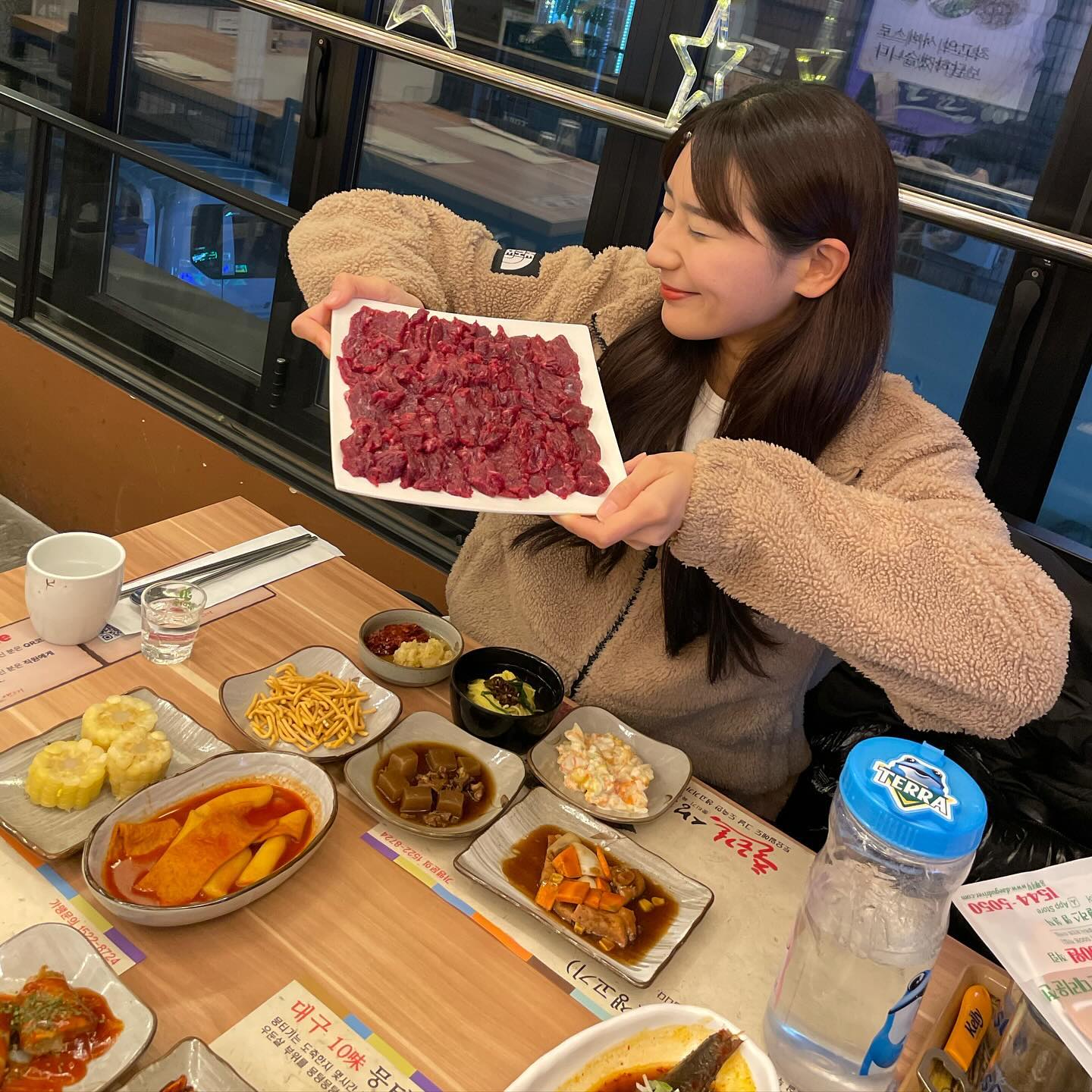 헥 고단백질 ..😊 퇴근길에 이쪽으로 출근 .. 

📍출근길 생고기 동대구역점
  대구 동구 동부로 30길 22 
  매주 일요일 휴무 

#대구생고기 #동대구역생고기 #대구뭉티기 #동대구역뭉티기 #출근길생고기 #대구맛집 #동대구역맛집 #동대구역 #대구핫플 #대구신세계백화점
