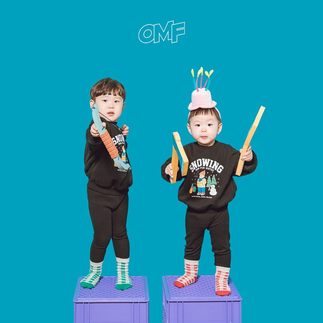 매년찍는 가족사진👨‍👩‍👦‍👦
일년전에 찍은게 얼마전인거 같은데,, 
시간은 너무잘가고 애기들은 쑥쑥 잘크네🤍
내년엔 더 잘찍을수 이찌 ..? ㅎㅎㅎ ㅎ