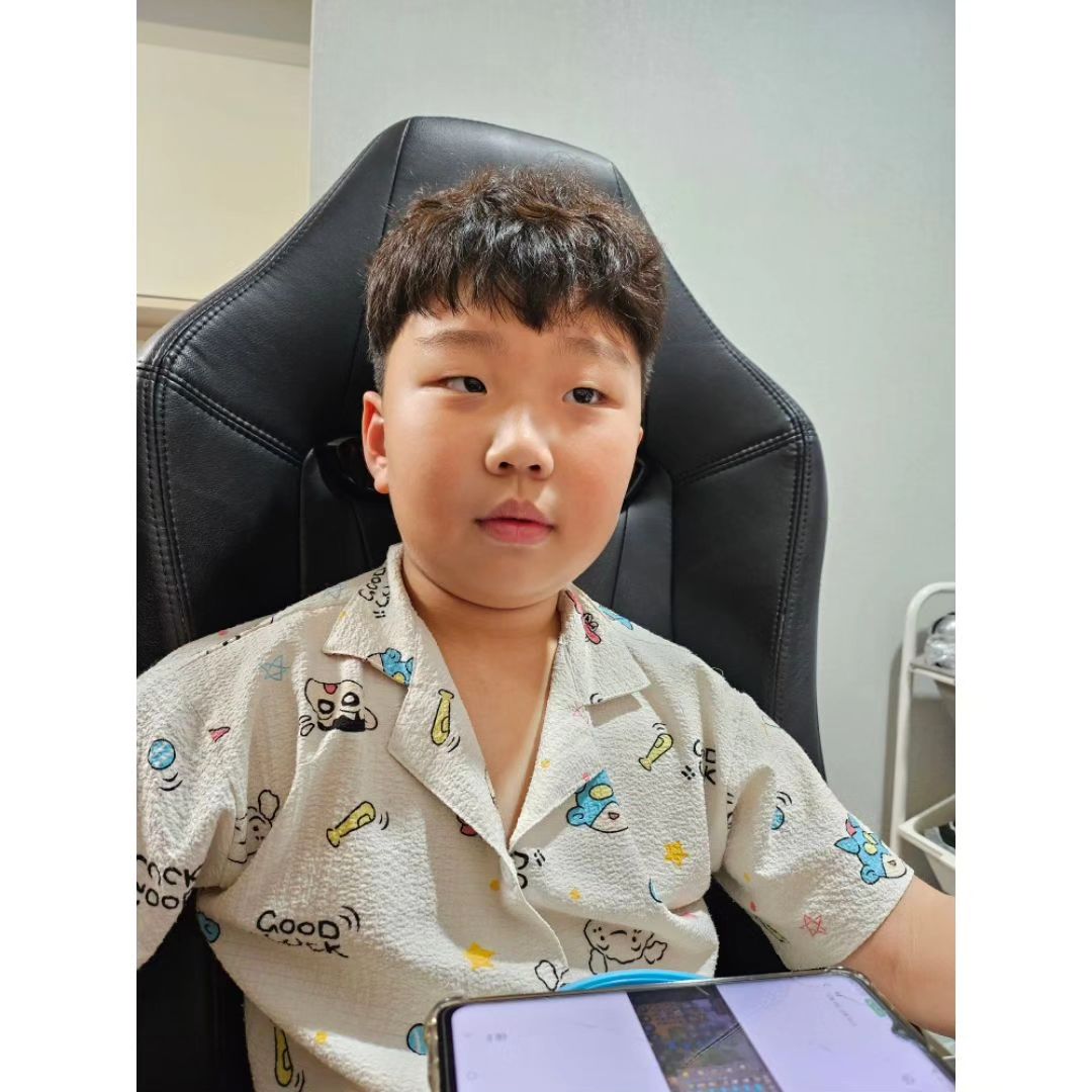 231204
밥 한 그릇 뚝딱하고
영어숙제 설렁설렁 하더만
친구들이랑 게임은 어찌나
열정적으로 하시는지..
숙제나 그렇게 할 것이지 😑
.
.
.
.
#겜할때세상진지 #컴터들어가시겠네 #로블록스 #성키우기 #뭐가잼있는거니
#하루종일 #게임가능 #10살이아닌듯