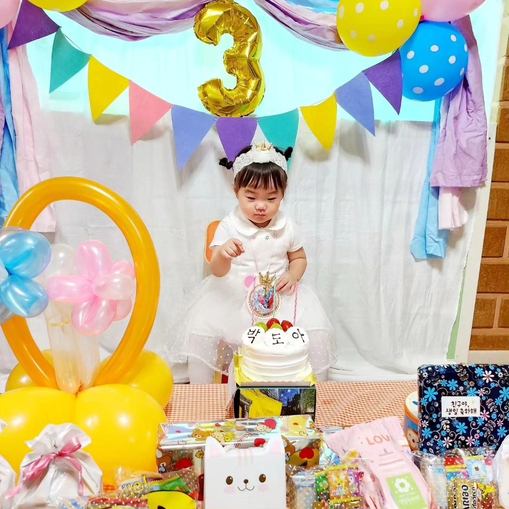 __2023.09.24🎂

우리집 서열 1위, 공주 도아
3살, 만 2세의 생일을 축하해~

소풍가는 날이라서 원복입고 등원해야했지만 가기전에 생일파티를 하고 간다는 소식에 사진촬영을 위해 미리 선생님들께 양해를 구한 뒤 드레스를 입혔는데 선생님들께서도 예쁘게 봐주셨고 사진도 너무 예쁘게 잘 나온것 같아서 뿌듯하당^-^😄

울 공주야, 진짜진짜 제발 아프지말고 우리 이제 말 좀 하자!!!

우리 공주 비록 지금은 엄마가 해줄 수 있는 게 얼마 없고,
오빠도 도아를 넘나.. 싫어하지만^^
좀만 더 시간이 지나면 많은  경험하게 해주고 좋은 추억 많이 쌓아줄게
누구보다 너의 생일을 엄마가 제일 많이 축하해
사랑해 우리 둘째 공주 도아야😘