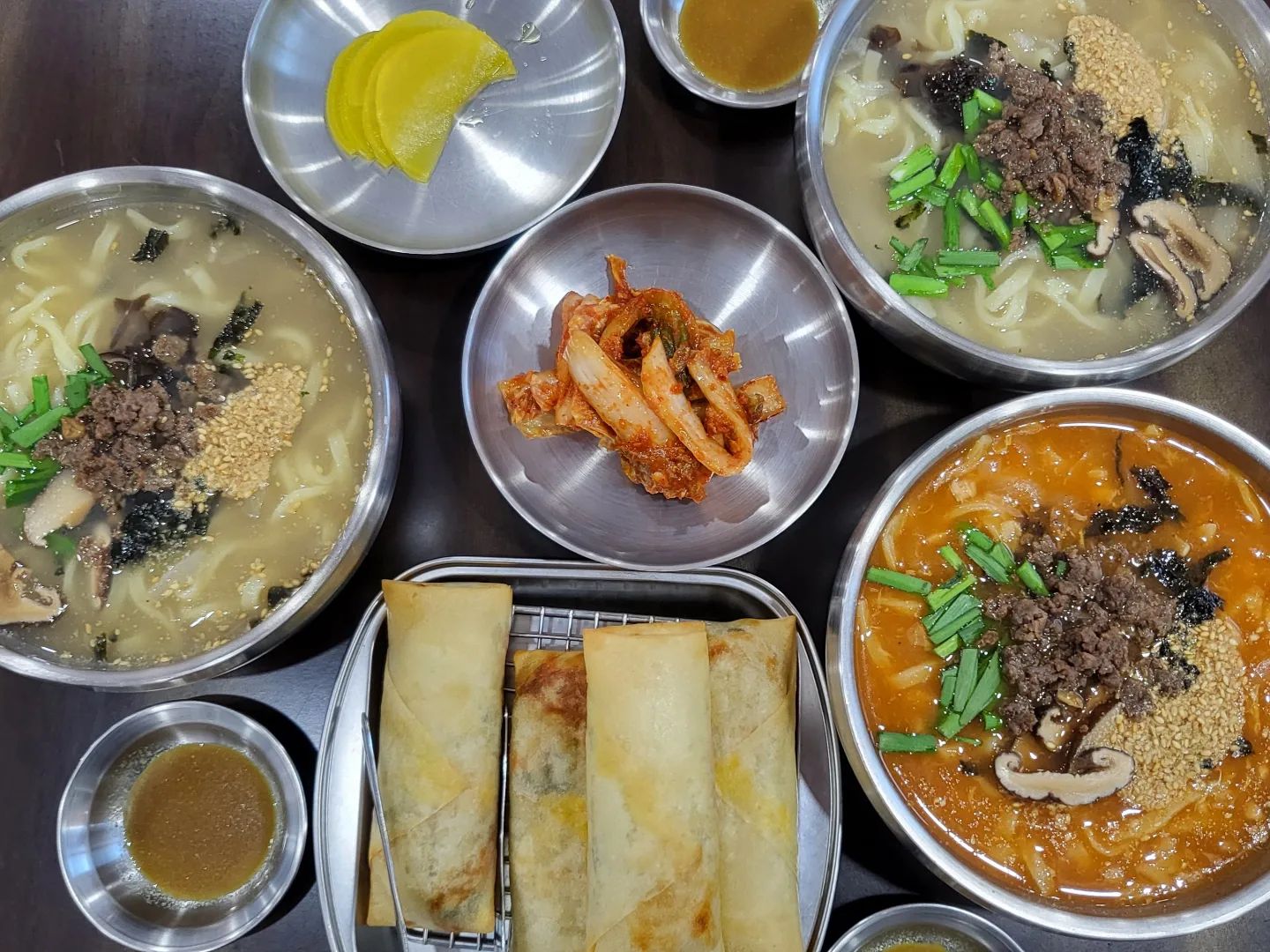 [오늘도 맛있게~]
.
.
1인 1메뉴 주문시
추가 면 & 공기밥 무료~
추운날 생각나는 칼국수~

👉 장칼국수 / 맛칼국수 8,000원
👉 춘권 2조각 3,000원 / 4조각 6,000원

딱 3가지 메뉴만 있는 찐맛집~~

얼큰하게 담백하게 한사발 뚜욱딱!!😋

✅️ 장춘칼국수 
jang.chun_kalguksu 

_
_
_
_
#장춘칼국수 #칼국수
#장칼국수#장칼국수맛집 
#칼국수맛집 #춘권맛집 
#신창시장 #신창시장맛집