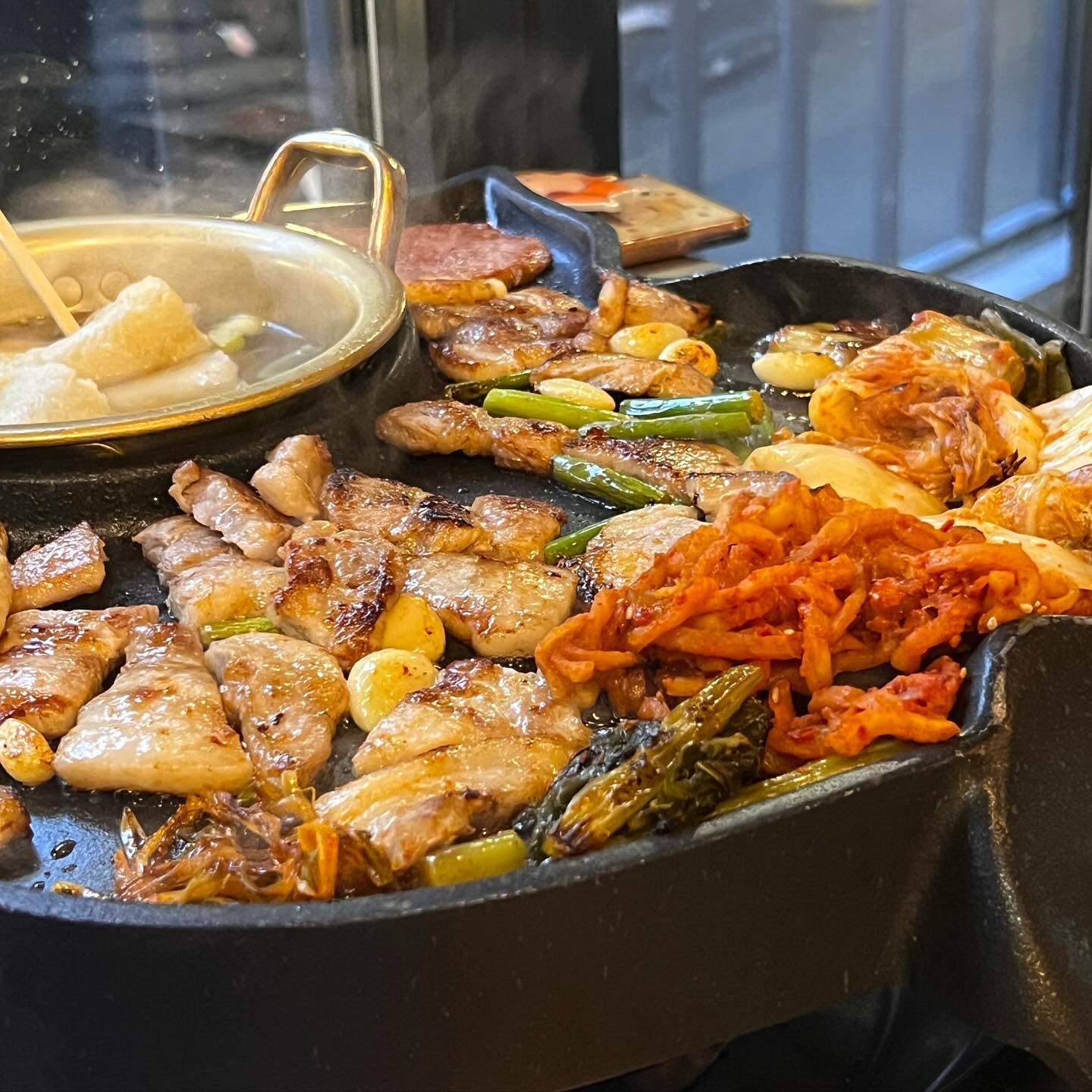 귀여운 돼지 모양 불판과 함께 삽겹살 !
