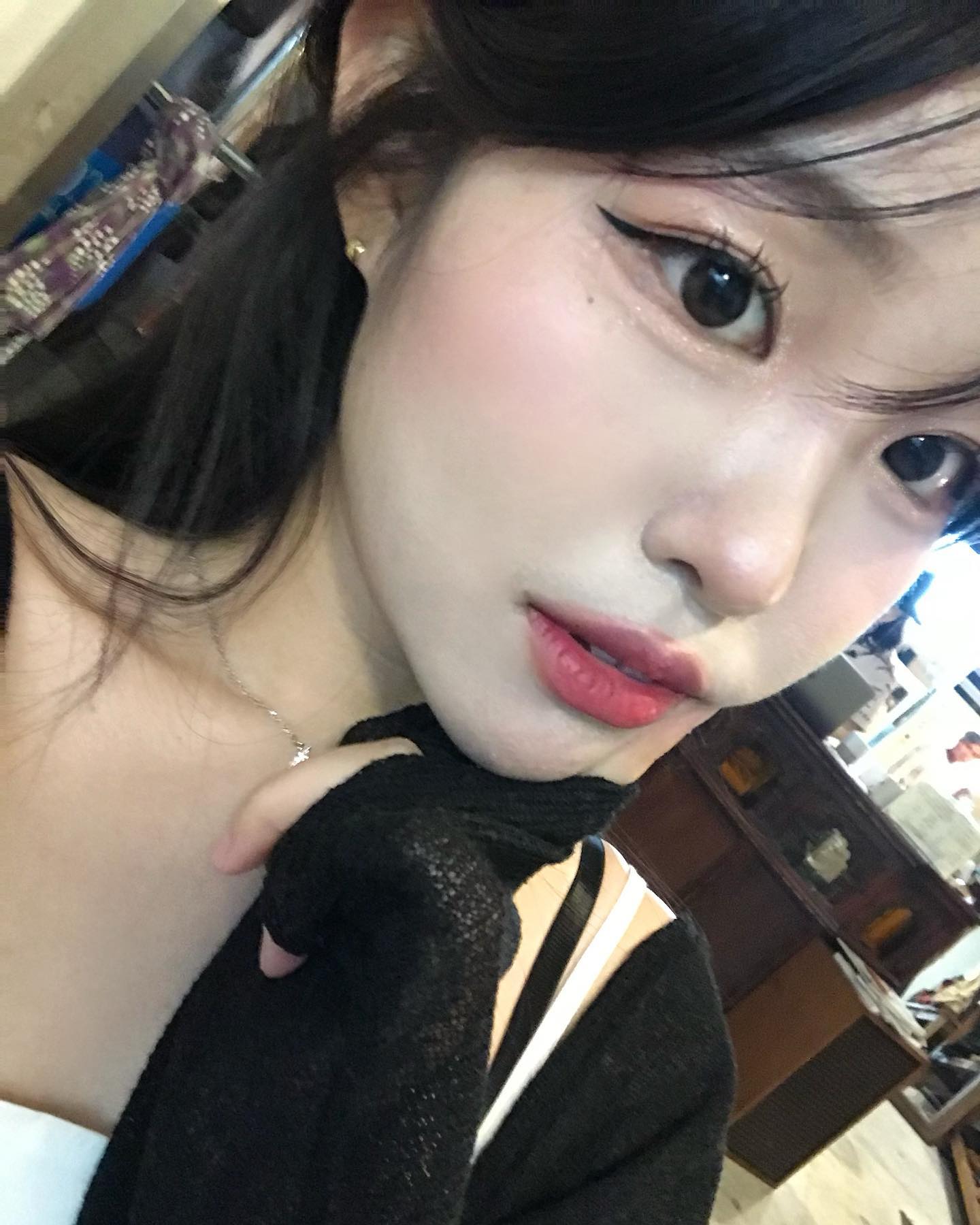 #렌시스 때문에 블랙 브라운렌즈 빠져버리심 …
무조건 티나는 렌즈만 고집했던 지난 날 반성둥 
하루종일 껴도 하나도 안뻑뻑하구 넘 편하다아 🤍!!
테두리있는 디자인들이 눈을 좀 더 데일리하고 자연스럽게 망들어쥼 🪴🪄

#렌시스 #렌즈추천 #데일리렌즈 #블리스브라운 #노이블랙