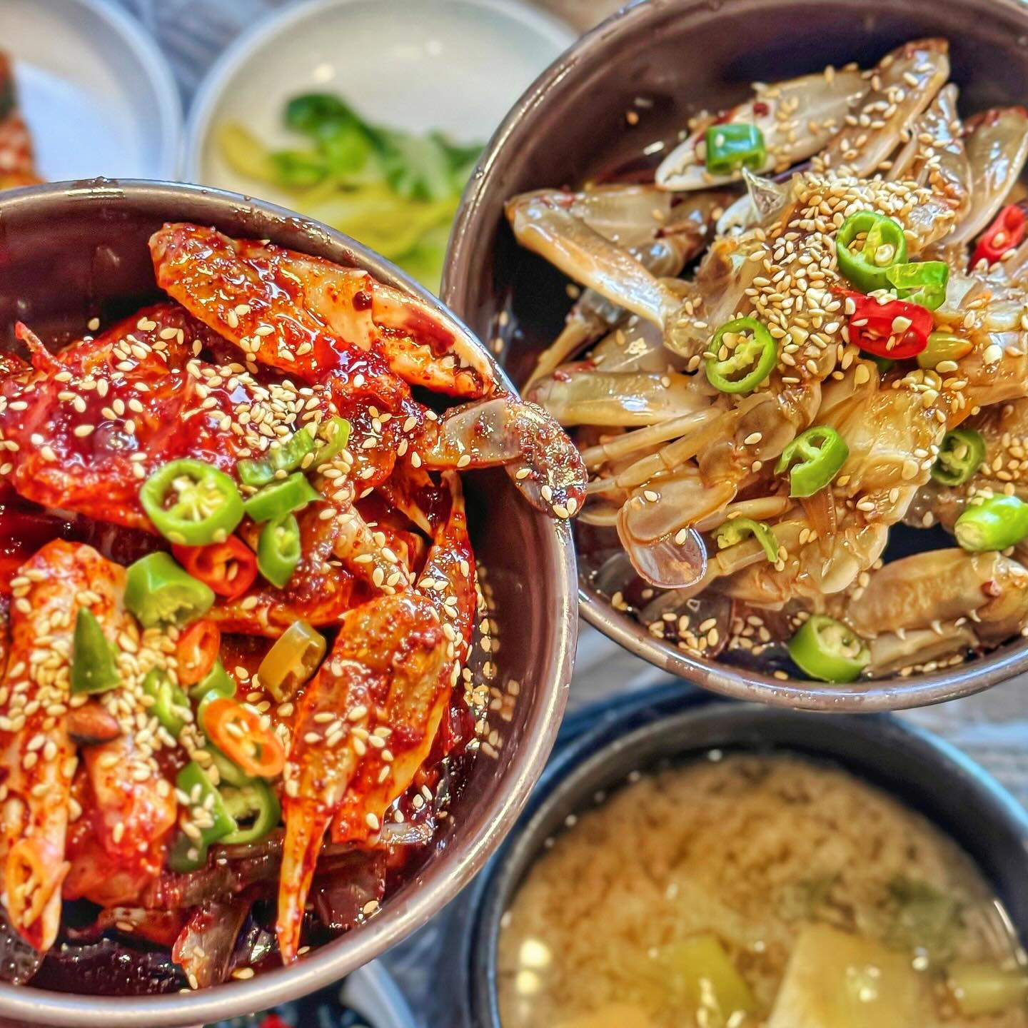 #여수여진식당 

현지인들이 많이 찾는다는 게장맛집 🦀 여수 여진식당에 다녀왔습니다! 

여수분들도 많았고 관광객들도 많은편이었어요. 익숙한 말투가 많이 들림 🤣

저희가 주문한 메뉴는 
게장백반 1인 ₩13,000

양념게장 반, 간장게장 반!
역시 남도식당 ㅠㅠ 반찬도 가득 나오고, 게장도 푸짐하게 나왔어요! 

양념 하나 간장 하나 그릇에 올려서 샥샥 발라먹고 딱지에 밥 비벼서 맛있게 먹고 ♥️

같이 나오는 반찬에 된찌까지 버릴 메뉴가 1도 없음 🫣 

게장은 1번더 리필이 가능하다고 하는데 워낙 나오는 양이 많고 반찬도 많아서 리필은 못해먹었는데 ㅠㅠ 사진 보면서 다시 침꼴깍 🤤 

양도푸짐하고 게장을 마구마구 먹을 수 있는 여진식당으로 다들 gogo 〰️ 

▪️전남 여수시 학동5길 2-2
▪️월 - 토 10:00 - 20:00 
▪️주차불가 

여러분의 밥도둑은? 😳