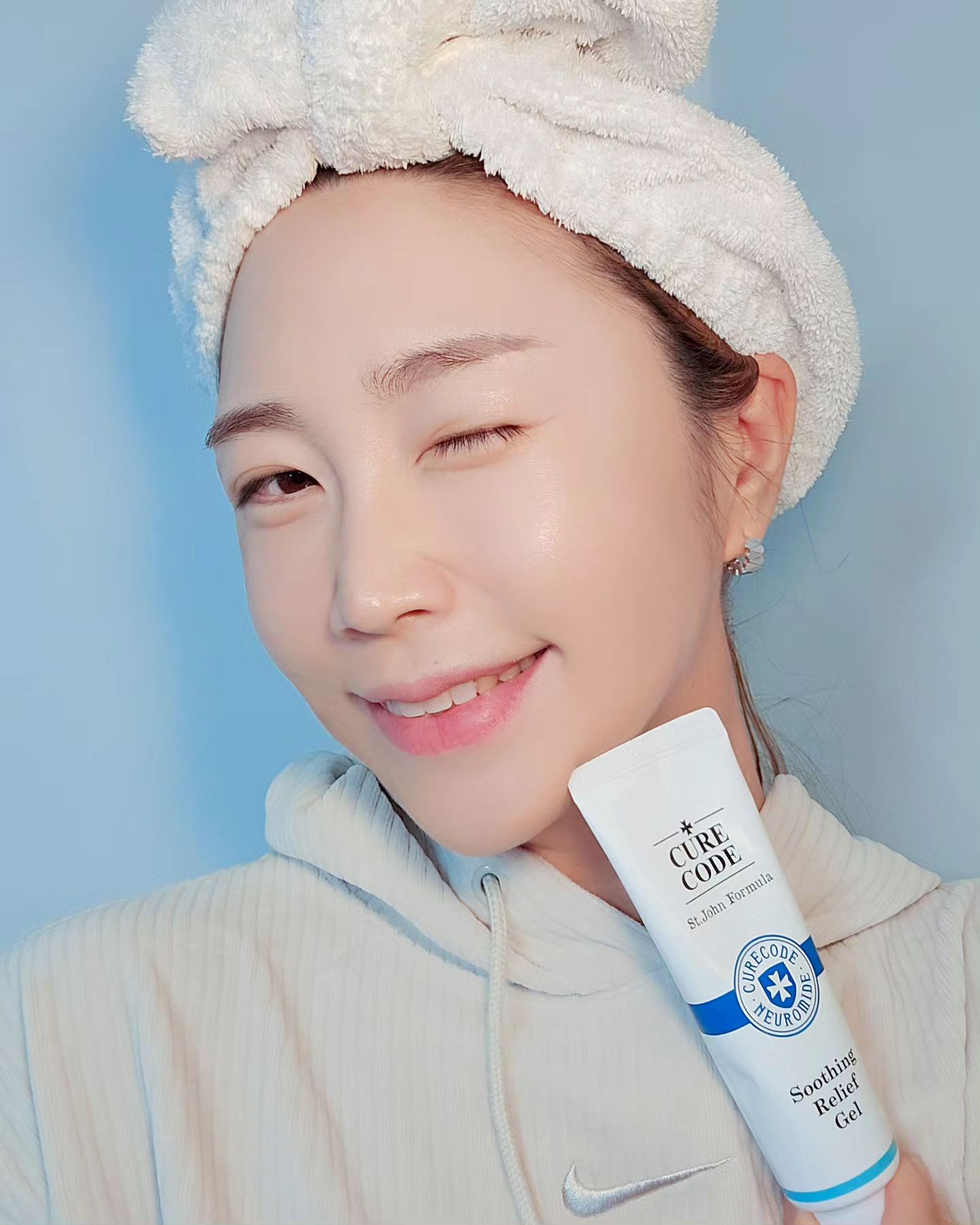 #광고

#야외테니스 후
#큐어코드 #수딩릴리프젤 로
피부수분공급과 더불어 #진정 관리까지 해결!

겨울철 피부 겉이 촉촉하거나 차갑더라도
안쪽이 건조하고 뜨거운 상태를 유지될 때
수분이 부족하고 당기는 듯한 속당김 현상이 발생하기 때문에
여름철 못지 않게 겨울철에도 피부열 내려주는 것이 중요해요!

큐어코드 #수딩젤 은
건강한 피부의 성분과 구조를 재현한 #피부장벽크림 으로
수분을 가득 머금은 탱글탱글한 수분젤 텍스처를 가지고 있어
촉촉하면서 가볍고 산뜻하게 사용할 수 있고
메이크업 전에 발라도 밀림 없이 사용할 수 있어요
빠른 진정과 즉각적인 보습으로
피부를 편안하게 진정시켜줘 운동 후 사용해도 굳굳!’

실내외의 급격하게 바뀌는 온습도변화에 지친 내 피부에
촉촉하게 #보습 #진정 해보시길 추천!
아래 링크 및 계정은 꼭 포함해주세요
https://smartstore.naver.com/drraymondlab
curecode.official



#뉴로마이드 #세라마이드 #세라마이드크림 #보습크림 #장벽크림
#보습 #진정 #속건조수분크림 #스킨바이옴 #수부지 #화장품추천 #kbeauty