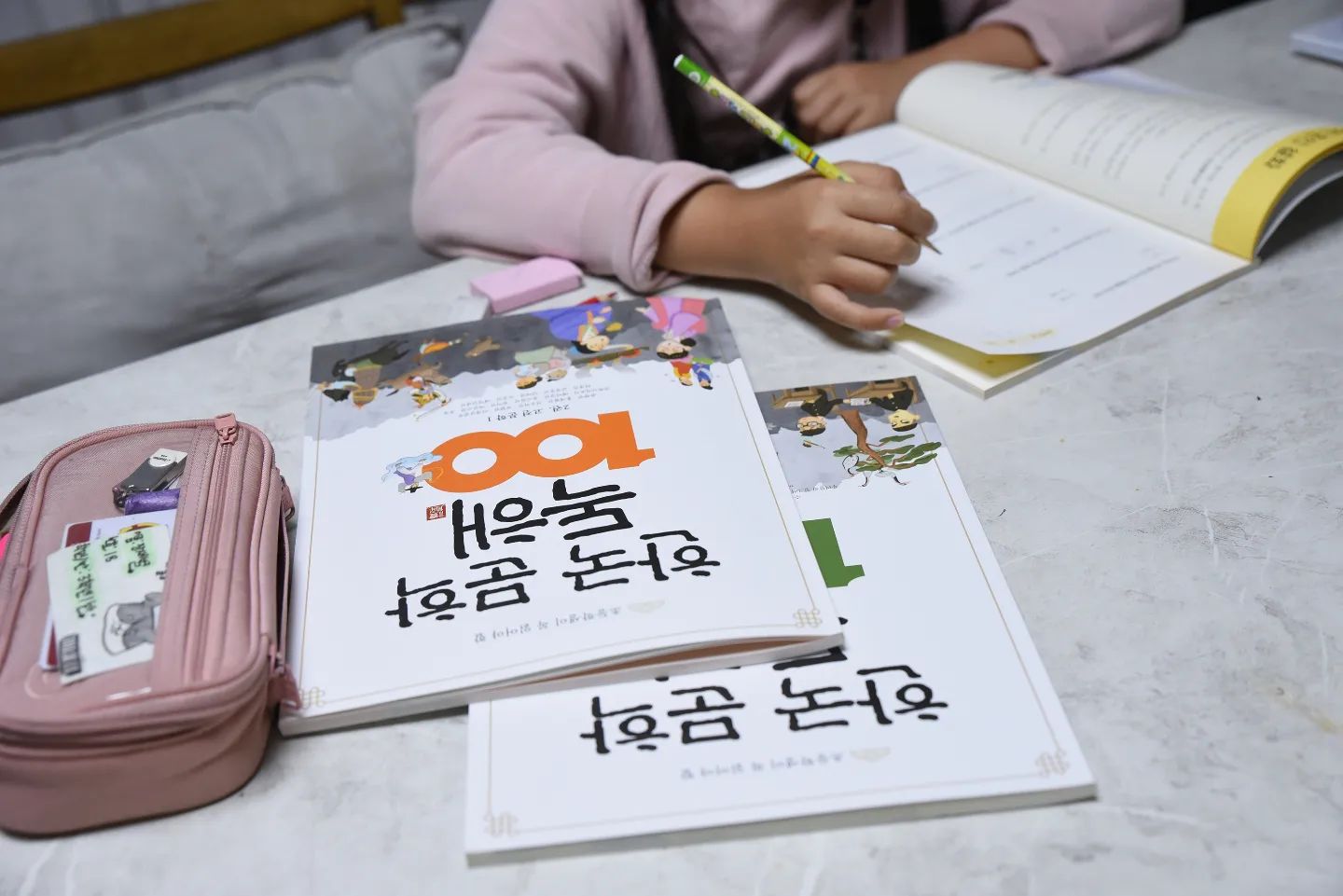 #협찬 #도서를제공받았습니다 

새로 시작한 초등독해교재 
한국문학독해 100
옛이야기, 고전문학, 현대문학까지
우리나라의 문학작품을 100개나
만날 수 있다. 

옛이야기, 고전문학은 종종 읽어봤지만.. 
현대문학은 처음인 새별. ㅎ 
한번 쭉 훑어보며 '단어가 어렵다' 말은 하면서도.. 
계속 읽고 있음 ㅋㅋㅋㅋㅋ 

봄방학도 알차게 보내보자!

#한국문학독해 #한국문학 #초등독해 
 #이서윤 #최형미 #인물독해 #세계명작독해 #과학용어독해 #사회용어독해 #오발탄 #봄봄 #콩쥐팥쥐
#독해 #전래동화 #소나기 #초등어휘력 #교과연계 #교과연계도서 #세번째행성 #원미동사람들 #춘향전
#선학동나그네