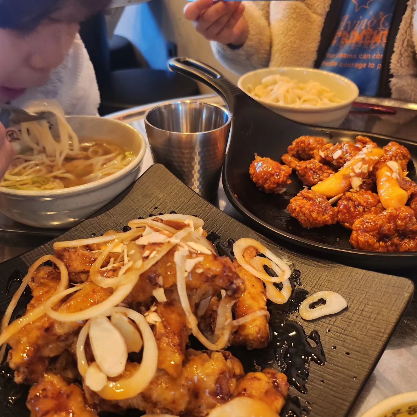 #깡우동🍲 
탕수육 닭강정 우동
주말+아빠=외식
너희는 왜 집밥보다 외식을 더 좋아하는거니 🤣