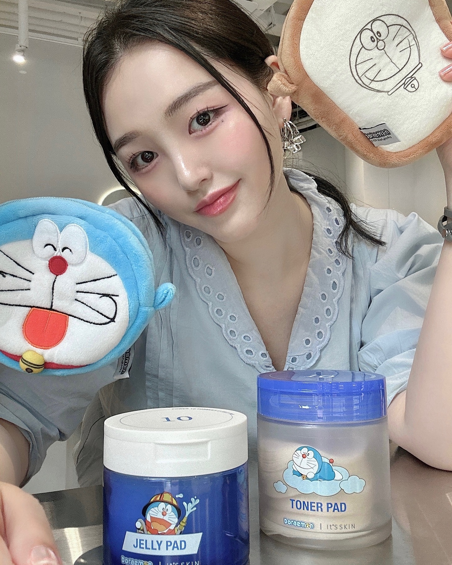 #협찬 itsskin_official
귀여운 도라에몽이 왔어요🩵🤍
잇츠스킨과 도라에몽 에디션을 7/15~31 동안 올리브영(온라인몰) 프로모션으로 만나볼 수 있어요✨
소방관젤리패드나 감초필링토너패드 구매시 도라에몽 or 암기빵 파우치 중 하나가 랜덤으로 증정된다고 해요!!🥰
젤리패드는 1초만에 붉은기나 열감을 즉각적으로 진정시켜주는 진정팩으로 사용해주고 있고, 토너패드는 순면 페이스타올 원단을 사용하여 닦토패드로 활용도가 높아서 모공과 각질 정돈할 때 딱이에요🩵
패키지도 너무 귀엽고 쓸 때마다 기뷴 좋아지는 제품이에요!!
_
#제품제공 #잇츠스킨 #소방관젤리패드 #붉은기급속진화 #소방관팩패드 #잇츠스킨소방관젤리패드 #감초필링패드 #매끈탕후루스킨 #잇츠스킨감초필링패드 #무신사