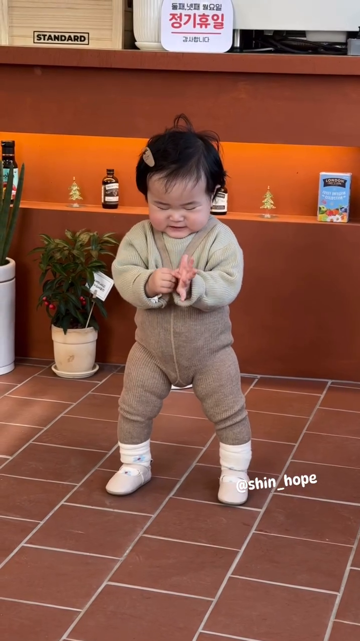 사랑하는 사랑이 사랑햐🫶🏻
하루하루 성장하는 사랑이,
첫째 때는 하루하루 아이를 지켜내느라 아이의 성장을 기쁘게 지켜볼 여유가 부족했어요. 처음이라 서툴렀던 거 같은!

둘째는 두 번째라고 여유가 생겼나 보다 😇🤍

엄마 아빠 언니 사랑 듬뿍 받고 자라는 사랑이
우리 집의 기쁨과 사랑이 돼줘👶🏻🤍

#릴스베이비 #reelsbaby #토끼띠아기
#딸맘 #육아일상 #육아스타그램
#12개월아기 #생후12개월 #아기데일리룩 #아기오오티디 #아기코디 #네가족
