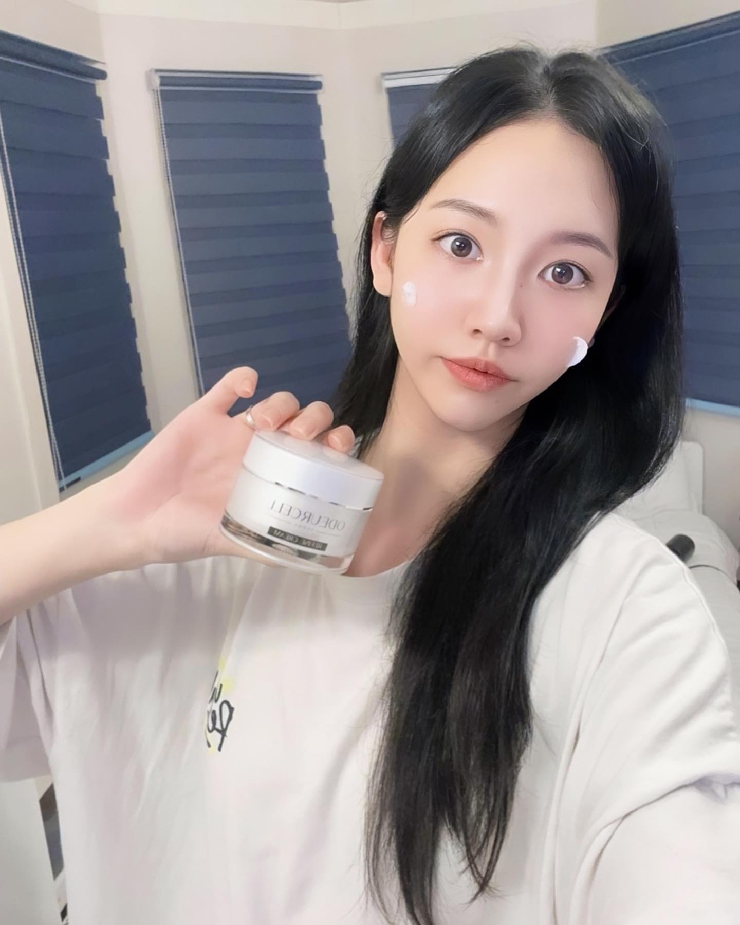 #협찬
　　
오듀셀 리파인 크림 ✔️

겨울철 건조한 요즘 보습은 필수 !

보습 위주인 화장품만 찾아서 다양한 제품들을 써봤는데 화장들뜸 현상은 물론이며, 속건조로 인해 피부 속 당김 현상, 각질부각 등 어려움을 겪고 있었는데

오듀셀 리파인 크림을 알고나서 몇 일 정도 취침 전 세안 후 발라주기만 해도 다음날 아침 세수때 피부가 부들부들 🫢
몇 번 사용했는데 피부가 진정 된 느낌이 든다 !

오듀셀 리파인 크림을 사용하기 전에는 크림 타입을 잘 바르지 않았고, 선호하지 않았던 이유는 보습 크림들은 주로 꾸덕해서 무거운 발림성으로 마치 선크림을 잔뜩 바른 듯 한 답답한 느낌과 침구에 묻어나는
찝찝함 때문이었다.

오듀셀 리파인 크림은 촉촉하고 발림성까지 좋으면서 이렇게 흡수가 잘 되고 보습까지 확실하니 건성 피부타입인 나에게 딱 맞는 크림
스킨케어는 오듀셀 하나로도 충분할 것 같다 :)
.
.
.
.
#협찬 #오듀셀 #오듀셀크림 #보습크림 #세라마이드크림 #시카크림 #EGF크림 #미백크림 #피부과화장품 #스킨케어 #뷰티 #fyp