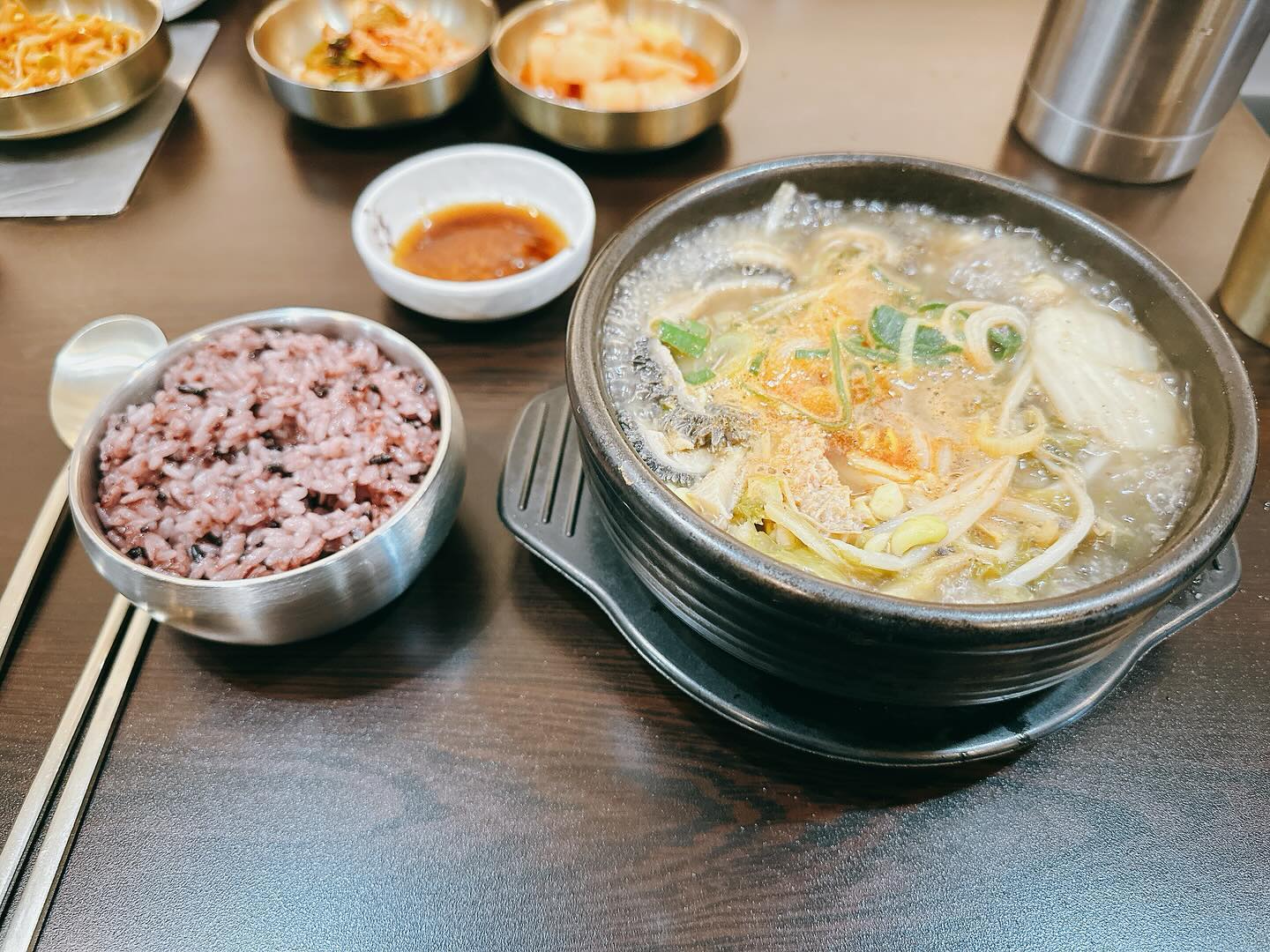 아침식사에는 해장국 한그릇 이죠 ??!😍

경기 시흥동에 위치한 양평해장국 시흥점입니다.😍

오늘 회사 업무 2일차 인데요 ㅎㅎ 시흥에서 아침식사에 딱 좋은 해장국 집을 발견해서 공유 드립니다.🤩🤩

양평해장국은 양평이 원조인지는 잘 모르겟으나❤❤

체인점이 많다는 건 그 만큼 맛이 보장된 거 맞겠죠 ??

저는 오늘 해장국을 시켜봤는데요😍

약간 다른 해장국과 다르게 특이하다고 생각됐던 점은

안에 들어가있는 고기가 그 곱창집 가면 나오는 편엽이 국 안에 들어가

있더라구요 🥸🥸

되게 특이하다고 생각됐는데 편엽 넣을 생각을 하신건

제 생각엔 신의 한수!! 

쫄깃쫄깃하고 식감이 좋은게 아주 좋더라구요 😍

국물 맛도 얼큰~~ 하고 들깨가루랑 고추기름 조금 넣어서 먹으면 

기가 막힙니다요😍

앞으로 시흥 오면 아침 식사는 여기로 ??🌝🌝 

혹시 근처 가시면은~~

꼭 들려서 한 그릇 하고 가셔요~❤

🏮Tip 주차는 인근 길거리에 주차하고 방문 하시는게 좋을 것 같습니다.🌝

🌟주소 : 경기 시흥시 정왕대로233번길 30 창일빌딩
🌟영업시간 : 매일 24시 운영

#갓생푸드_시흥

#시흥동 #해장국맛집 #양평해장국 #양평해장국시흥정왕점 #존맛탱😋💕