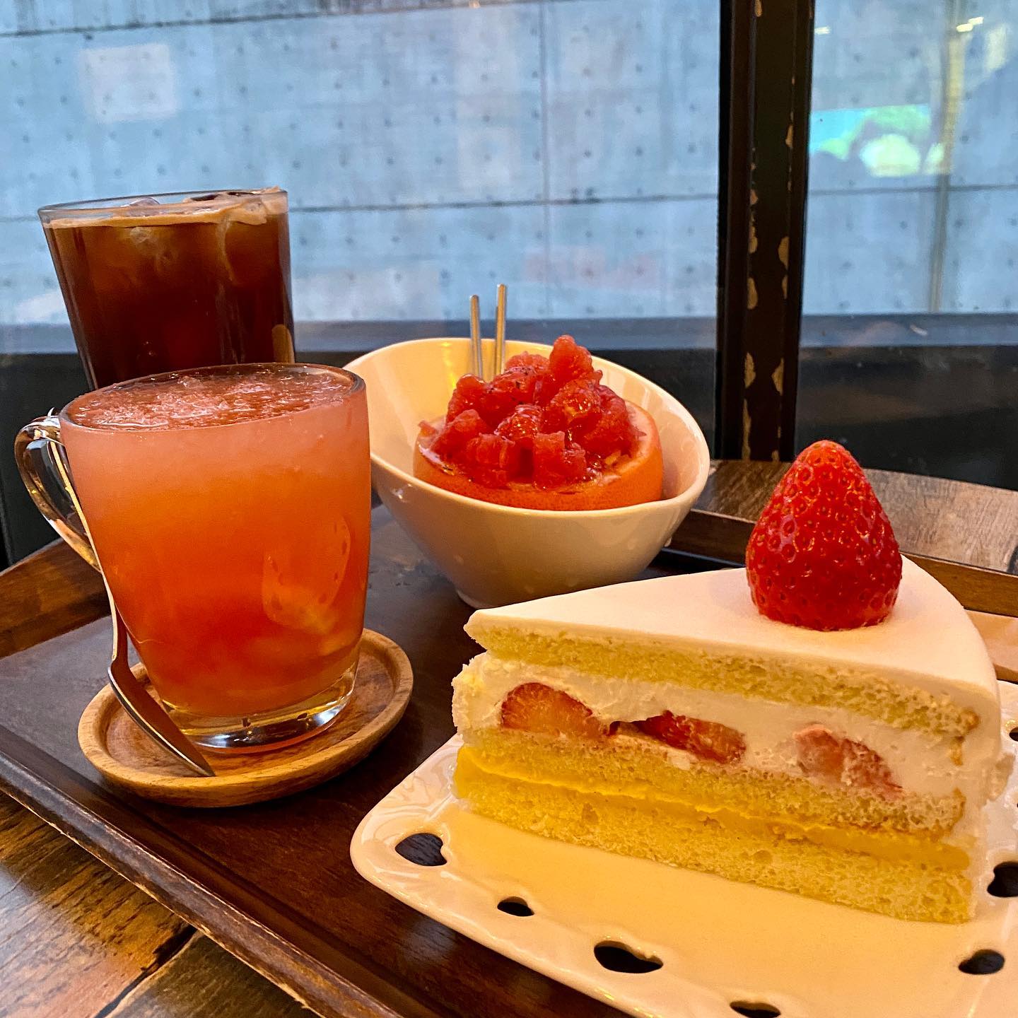 #협찬 #슬로스텝

안녕하세요 로라입니다~
오늘은 넘넘 맛나게 디저트 즐기고 왔던 혜화 ✨슬로스텝✨ 소개해드릴게요💕
혜화 슬로스텝은 지난 주말 대학로 연극보기 전에 들렀어요~

✔️3층에 위치해있는데 들어가니 테라스자리부터 눈에 확 띄더라구요👍🏻
날씨 좋을 때 테라스 자리에 앉아서 커피마셔도 넘 좋을 것 같아요~
내부에 2층이 또 있어서 좌석은 여유로웠어요! 
카페 2층에는 좌식자리도 있어서 편히 쉴 수 있겠더라구요😆

✔️가장 맘에 들었던 꿀자몽과 알알이자몽레몬티!!ㅠㅠ 진짜 자몽디저트맛집 인정입니다💖
자몽 들어간 메뉴 꼭 드셔주세요~ 달달상큼한 꿀자몽과 알알이자몽레몬티도 톡톡 씹히는 과육이 넘 매력있더라구요!
친구랑 저랑 눈이 똥그래져서 꿀떡꿀떡 마셔버렸어요ㅋㅋ

✔️생크림딸기케이크🍰는 다행히 품절 직전에 주문했어요!ㅎㅎ 
생딸기를 써서 진짜 맘에 들었어요~ 크림이 따로 놀지도 않고 부드럽고 새콤한 딸기랑 잘 어울리더라구요
고소한 아메리카노도 넘 맛나요ㅠㅠ 양도 많이 주셔서 더 좋았어요><
혜화에 연극보러가게 되면 무조건 재방문할 거예요!! 최고최고 
혜화 대학로 가시는 분들 슬로스텝 카페 추천드려요!

🔸영업시간 : 평일 11:30 ~ 22:00, 주말 11:30 ~ 23:00
🔸위치 : 서울시 종로구 대학로8가길 89 3층 

#대학로카페 #테라스카페 #케이크맛집 #자몽맛집 #맛스타그램  #대학로카페 #꿀자몽 #대학로나들이 #혜화나들이 #마로니에공원 #카페그램 #디저트그램