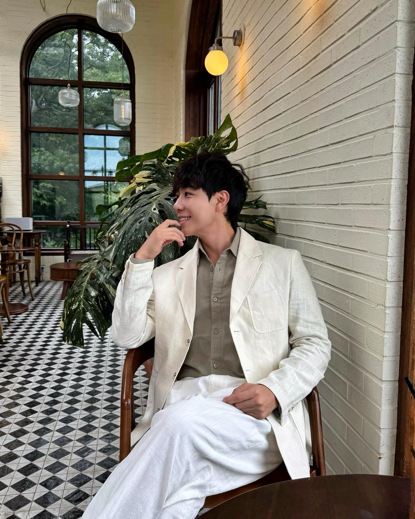 요즘 입기 좋은  solew_official_  여름셋업 🤍
편한 착용감과 고급스러운 린넨소재라 👍🏻
깔금하게 떨어지는 디자인이라 어느자리에나 잘 어울리는 셋업!

-구매 사이트 링크
www.solewofficial.com
.

#SOLEW #소루 #디자이너브랜드