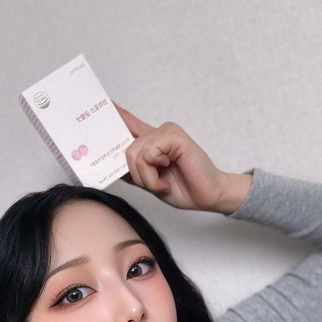  민주 on Instagram: "#협찬 [브라포스]글램샷 🕊️

글램샷은 30년 경력 약사와 한의사가 연구개발한 여성 식품이에요! 대표적인 여성 호르몬 에스트로겐이 들어있고 하루 1정 복용으로 내/외면의 아름다움까지 케어 가능합니다✨

🎀이런 분들께 추천드려요🎀

🫧가슴 때문에 고민이신분
🫧가슴,엉덩이 탄력이 떨어지는 것 같으신 분
🫧운동과 병행하며 몸매 라인 다듬고 싶은 분
🫧결혼을 앞두고 꾸준한 관리가 필요하신 분

🎀식물성 에스트로겐 함유(대두 추출 분말), 석류 농축 분말 함유, 참당귀 천궁 흑마늘 과라나 배합, 부담없이 섭취할 수 있는 크기, 산소, 빛, 습도로부터 제품의 변질 낮음

에스트로겐이 부족하면 골손실, 가슴 크기 축소, 탄력 저하, 피부 건조, 우울증, 불안감, 신경과민, 집중력 저하가 온다고 해요 ㅠㅠ 부족한 에스트로겐만큼 사라지는 자신감 글램샷 한알로 같이 채워봐요✨

#협찬 #브라포스 #글램샷 #식물성에스트로겐 #천연에스트로겐 #에스트로겐 #가슴관리 #산후몸매관리 #처진가슴 #가슴탄력 #가슴볼륨 #이너뷰티 #이너케어"