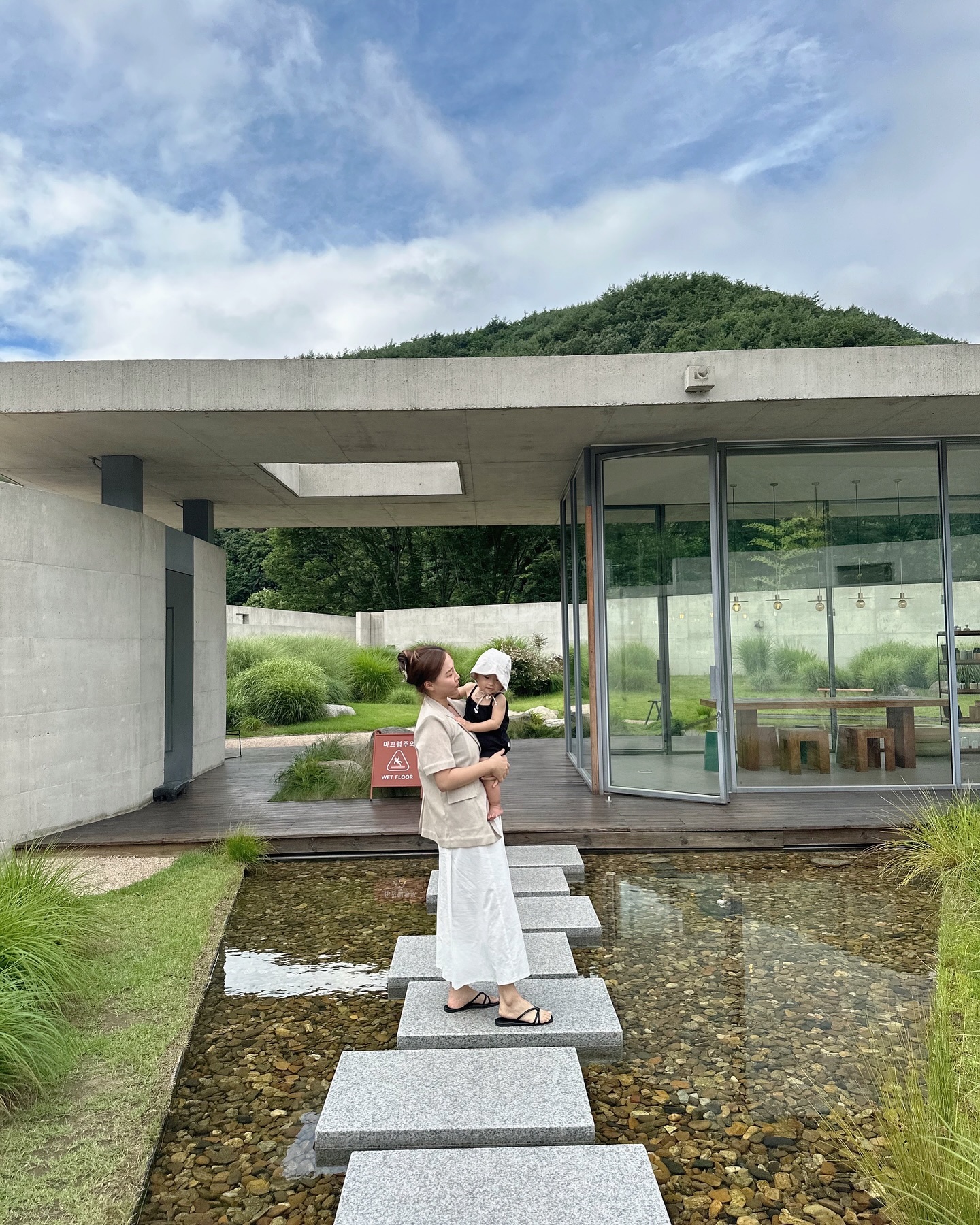 진짜 급으로 10분만에 준비하고 떠난 너무 가고싶던 숙소🌿
#서림연가 #우리갑자기P되버림
#날씨요정과함께라면
비오는것도두렵지않다