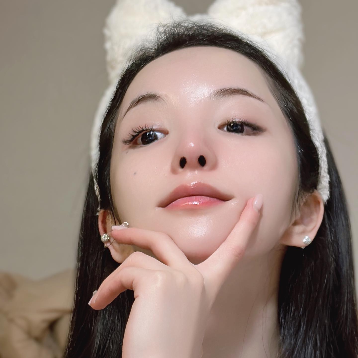 주말아침부터 얼빡샷 미안해요...
ㅋㅋㅋㅋㅋ🤣🤣
⠀⠀⠀⠀ 
제 피드를 보는데 온통 아주 부담팍팍되는 셀카밖에 안보여서
ㅋㅋㅋㅋㅋㅋㅋ 올리기가 민망하지만.. 
이번 혜택이 좋기때문에
놓치지마시라구 꿋꿋하게 올립니댜!!!!!🙈
그로니 울바비님들 꼬옥 끝까지 읽어봐주세요오!!!!!!
⠀⠀⠀⠀ 
지금껏 나름 다양한 화장품을 사용해봤지만 그 중
단기간 가장 많은 효과를 본 건 #에르띠여신키트 
⠀⠀⠀⠀ 
처음 출시되기전부터 지금까지 주2-3회로 사용중이에요
대용량기준으로 3-4개월은 충분히 사용가능 (주2-3회 기준)
주1-2회로 사용하신다면 훨씬 더 오래사용하실 수 있어요
그렇게따지면 정말 착한가격이라는거 !!!!!!!!!
일주일에 2번 커피1잔 대신 피부건강을 챙겨주세요오
⠀⠀⠀⠀ 
에르띠 여신키트는 토닝키트, 모공키트, 탄력키트 등등 불릴정도로
피부에 꼭 필터씌운거마냥
연예인 부럽지 않은 피부로 만들어줘용
⠀⠀⠀⠀ 
✅밀크 필링 솔루션 토너
AHA 1.5% 가 피부에 남아있는 불필요한 각질과
피부 유분 막을 제거해 주어서 다음 단계의 제품
흡수력을 높여주며 부드럽고 매끄러운 피부로
만들어주는 필링 토너
⠀⠀⠀⠀ 
극예민 피부의 경우에는 AHA 성분으로 피부가
일시적으로 붉게 변할 수 있으나 정상 반응이니 걱정 마세요
⠀⠀⠀⠀ 
✅퍼펙트 엔셀 앰플
미백에 좋다는 모든 성분들이 고함량 함유되어 있어
피부톤 / 잡티개선에 효과적이에요
⠀⠀⠀⠀ 
앰플 성분 중 나이아신아마이드는
피부 노화방지, 세포재생, 미백 등 
다양한 효능이 있지만
그 중에서도 미백, 색소침착 개선에
가장 큰 효과가 나타나요
⠀⠀⠀⠀ 
고주파기, 갈바닉 기기가 있으시다면
앰플 단계에서 함께 사용줘도 좋아요
흡수를 높여서 극대화된 효과를 보실 수 있어요
⠀⠀⠀⠀ 
✅퍼펙트 스피큘 포뮬레이션
​여신키트의 마지막 스피큘크림
피부를 보호해 주고 토너와 앰플 효과를
부스팅 시켜주는 크림이에요
일반적인 크림과 다르게 스피큘 성분이 함유되어 있어
흡수시켜 줄 때 약간의 따가움을 느끼실 수 있어요
⠀⠀⠀⠀ 
사용 방법으로는 5-6회 펌핑해
이마, 볼, 턱에 도포해 주고 문지르지 말고
꾹꾹 눌러 흡수시켜주세요
⠀⠀⠀⠀ 
여신키트 구매시 + 37재생크림 본품 증정
재생크림 3개 구매시 + 본품 1개 추가증정 (총4개)
스피큘크림 단품구매시 1+1
⠀⠀⠀⠀ 
구매는 hayoonson_ 에서 가능하구요
⠀⠀⠀⠀ 
울바비님들 모두 행복한 주말보내세용✨
⠀⠀⠀⠀ 
⠀⠀⠀⠀ 
⠀⠀⠀⠀