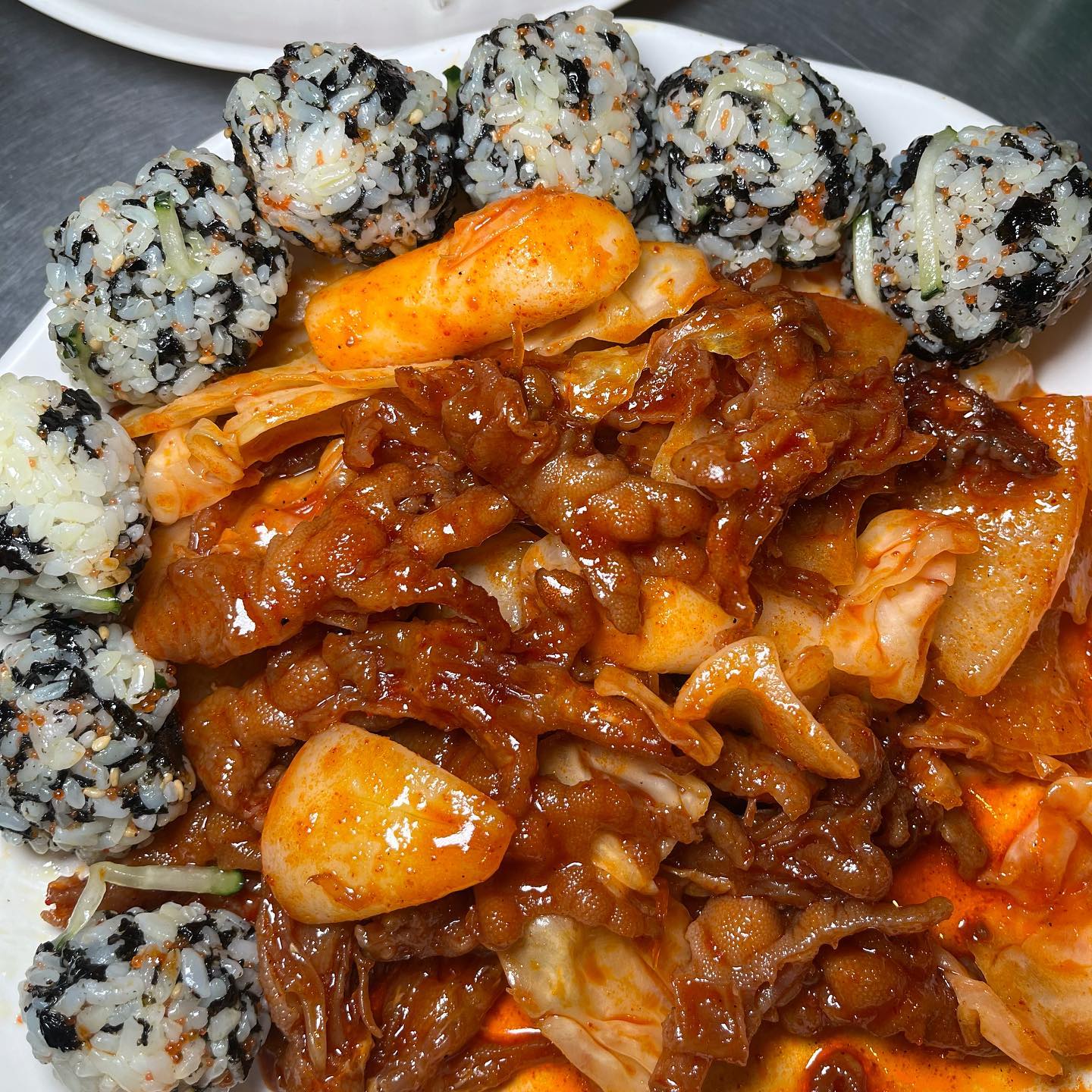 📌제주도민들이 환장하는 불닭발맛집#신촌불닭발
야식은 역시 닭발 찐! 맛집인 신촌불닭발에서~먹어보자규🐔

맛과 가성비 너무좋은건 기본이고 매운맛의 일인강자!
불맛이 있어서 계속 계속 먹어도 안질리고 술이 술술술~
들어가요!🙈심지어 다른 메뉴들도 다 맛있다고 도민들이
입을 모아 이야기한답니다!

기본으로 계란찜이랑 동치미,샐러드있구요~
안주나오기전에 먹는데 기본도 훌륭해요!
계란찜 진짜 너모너모 부드러워요….!
불닭발은 뼈있는거 없는거있구요
취향대로 먹으면됩니다!신촌불닭발은 진짜 매운맛이 
질리지않고 계속 손이 가는 맛이예요 
불맛이 나서 그른~~~가??!!불향이 입혀져있어여🔥
닭발에 마요네즈 푸욱 찍어서 먹으면 너무너무 맛있어요!!
 여기에 무조건 날치알주먹밥 추가해서 꼭! 꼭! 같이 먹으세요~!
날치알도 듬뿍들어가있고 매운맛이 중화되서 훨씬더!맛난다는거~
닭발안에 들어가있는 양배추랑 떡도 JMT❤️
 소주안주로 진짜 퓨리의 최애랍니다.완전 술도둑😈
제주도민들이 찾아오는 닭발집인만큼 맛인증 됬규요!!
매운거 못드시는분도 말하면 안맵게도 가능하니 ~ 
꼭드셔보시라능거~😝😝
여기는 특히 여러명이서 가서 메뉴여러가지 시키면 더 좋은곳 ‼️
닭발,닭날개,탕수육도 같이 시켜서 많이 먹더라구요!!
3-4명이서 가면 꼭 푸짐하게 시켜보세요~
퓨리도 꼭..>_<여러명이서 가서 탕수육시켜먹어보고시포요
탕수육이 딘따딘따 맛난대요!

————————————————————
📝 퓨리의 픽
🏷 매운무뼈닭발구이: 18,000원
🏷 날치알주먹밥 : 4500원
📍 제주 제주시 원노형남1길 35
⏰ 영업시간 : 목~화 :17:00-2:00
 *수요일 정기휴무
🚘 골목에 주차,주차장x
📞 064-743-8879
----------------------------------------

#제주노형동#노형동#노형동술집
#노형야식#노형동닭발#제주닭발
#신촌불닭발#불닭맛집
#퓨리_제주#먹스타
