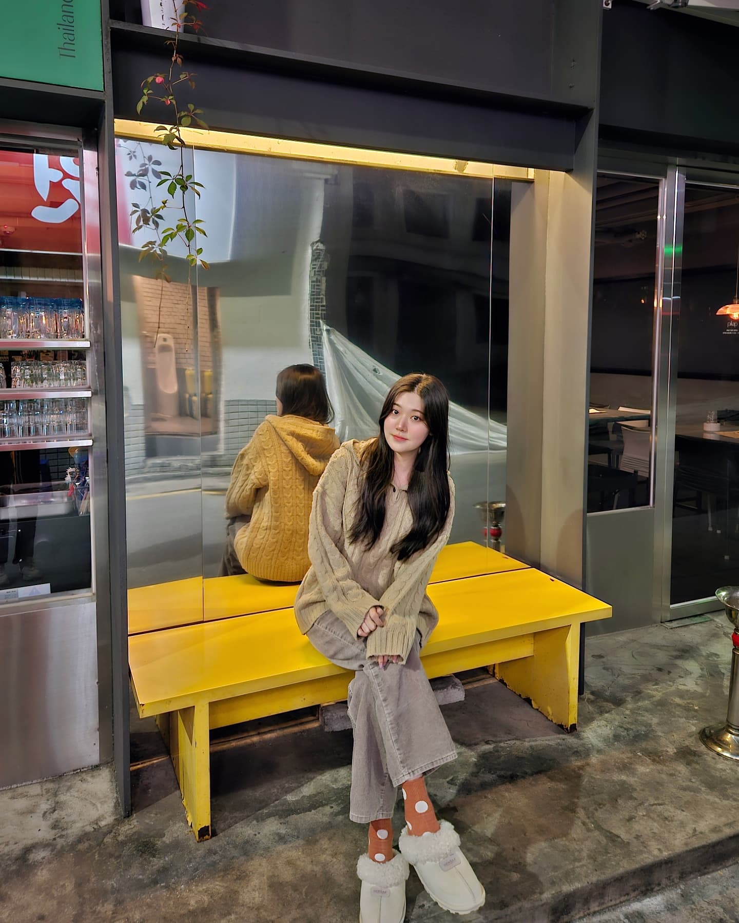 #협찬 
평소 좋아하던 힙한 술집  뉴스쿨 다녀왔어요 :) 

 항정살 프라이드는 [백종원의 푸드파이터]의 태국편에 나온 커무텃이라고해요!

 태국식 소스를 거부감 없이 먹을 수 있게 한국식으로 사장님이 직접 개발하셨다고 하는데 

넘넘 제 취향이였어요! 존맛탱구리 너무 맛있고 이건 정말 요리라는 느낌이 들었어요~~

그리로 불닭볶음밥은 제 최애 메뉴로 
맨날 뉴스쿨 가면 주문해용 ㅋㅋ 
넘 매콤 하니 맛있어요 

오리고기도 건강하고 소스가 맛있더라구용! 담

교동 술집이 아니더라도 논알콜음료도 있어서 
부담없이 방문하기 좋을것 같아요 
 교동 맛집으로 저녁먹으로 오기에도 딱이네요!🩷🤍

교동 뉴스쿨 강추드려요 💘
.
.
.
.
.
 #교동힙한술집 #동성로술집 #교동술집추천 #교동맛집 #뉴스쿨 #교동술집 #대구교동술집 #중앙로역술집 #동성로술집 #중앙로역맛집 #교동맛집 #대구맛집 #대구술집 #동성로맛집 #대구동성로맛집 #대구동성로술집 #하이볼 #교동분위기술집 #교동핫플술집  #교동술집 #교동맛집 #교동분위기술집 #교동힙한술집 #대구데이트코스 #동성로맛집 #동성로술집