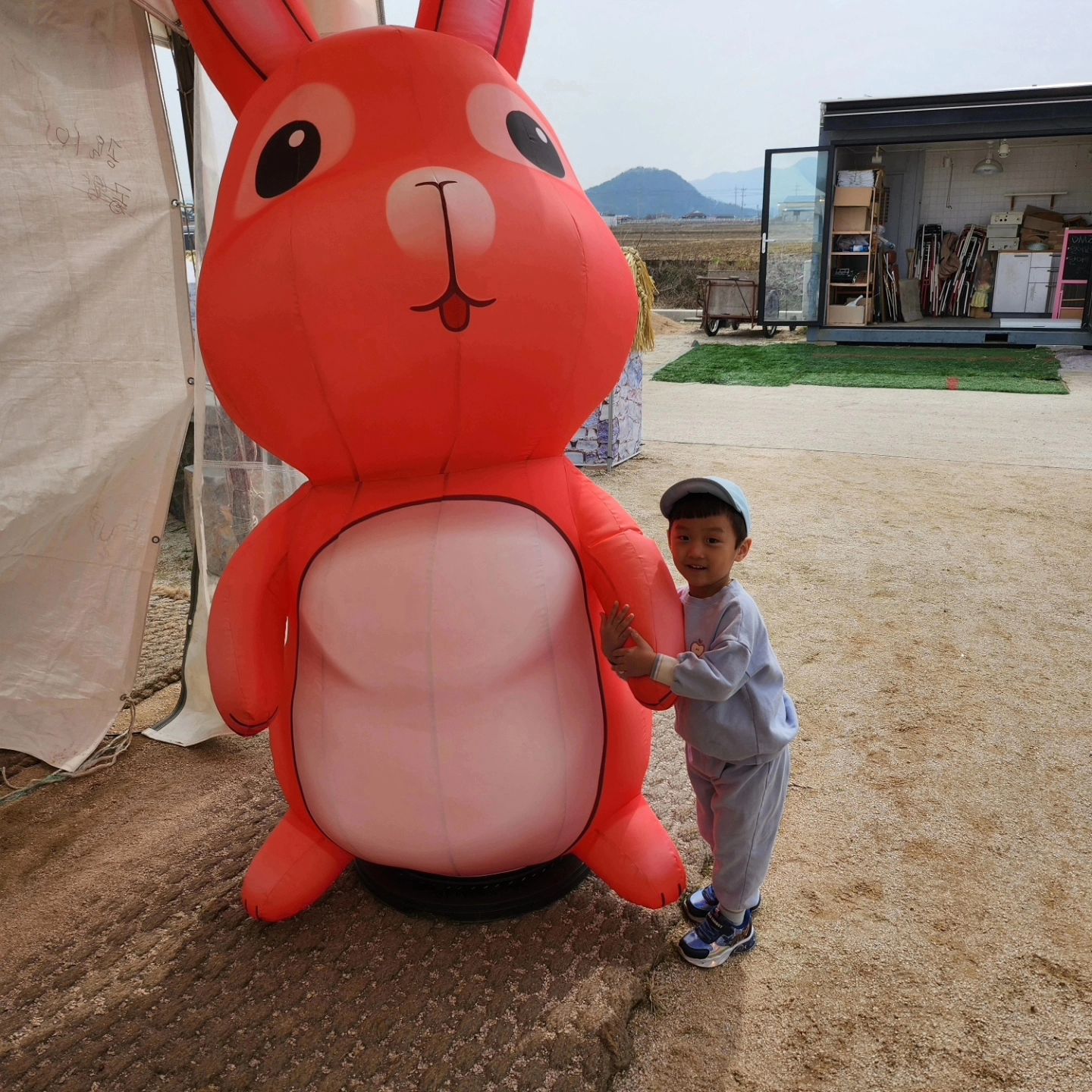 🧒🧑
𝒞𝒽𝒶𝓃𝒾 ℋ𝒶𝓃𝒾ෆ
❶❸⓿❻🅳🅰🆈
𖤐👶D+584ෆ

날씨 좋아도 셋데리고는 엄두가 안나는 체력이라 집콕하나 싶었는데 남편이 잠깐 시간낸덕에 할미할비 주말장터 DMZ마켓에 가서 이리저리 뛰놀고 아이스크림이랑 뻥튀기먹고 이것저것 구경하다 실컷 뛰놀라고 고석정잔디밭가서 공가지고 조금 뛰놀다 2인그네에 꽂혀서는 서로 자기가 윗쪽타겠다고 난리난리 그래도 신나게 뛰놀고 간만에 너무 즐거워하며 낮잠도 잊은채 놀다가 집에오는길에 차니하니는 차안에서 기절하고 별이는 옷갈아 입히고 상어노래 듣다 양쪽 고래인형 끌어안고 낮잠 꿀잠자고 배고팠는지 저녁든든히 먹고 간식먹고 또 장난감 가지고 놀고 풍선불어서 놀고 저녁잠도 일찍자자😴😴 너네 요즘 일찍 일어나고 늦게자고 너무 야행성이야. 티도안나는 집안일에 할일 산더미지만 그래도 행복해하는 너희들 모습에 피로와 체력방전은 엄빠가 더 체력길러야지~~아프지말고 밝고 건강만하자!

#사랑해차니하니별이❤ #우리집보물들💕