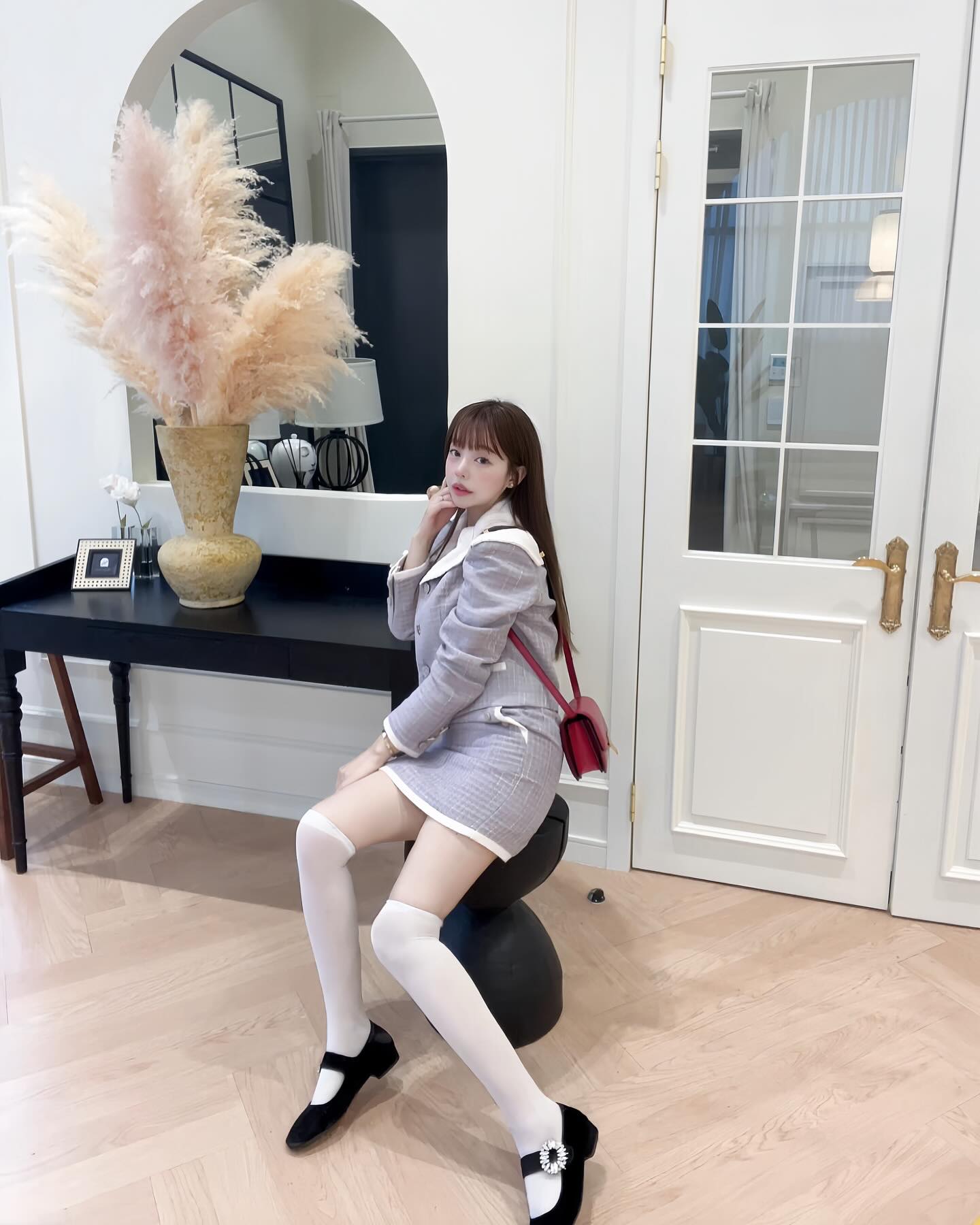 #광고 #AD #sponsored mariluz_official_ 

 “트위드셋업 맛집 마리루즈(MARILUZ)”

스페인어로 바다를 뜻하는 ‘Mar’ 와 빛을 뜻하는 ‘Luz’의 
합성어인 ‘MARILUZ’는 깊은 바다와 따뜻한 태양의 
아름다움에서 영감을 받아, 바다처럼 깊은 내면의 
아름다움과 따뜻하고 빛나는 태양과 같은 자유로움을 
담아 낸  웨어러블 컨템포러리 캐주얼 브랜드 
마리루즈(MARILUZ) 

내안의 소녀를 찾아주는 마리루즈 🫶✨

#지율PICK💋

🏷️SAILOR COLLOR COMBI JACKET I PURPLE
🏷️DUBLE BUTTON COMBI SKIRT I PURPLE

<W컨셉 에서 “마리루즈”  or 공식홈페이지에서 만나요>
🎉공식홈에서 최대60%까지  할인혜택 지금 함께해요 🥂

near_dear_forever  의 세컨브랜드 🫶
mariluz_official 
yulyul_j 
#뷰티인플루언서 #패션인플루언서 #kbeauty #릴리앤율
#마리루즈 #데이트룩 #파티룩 #디자이너브랜드 #트위드셋업 
#30대코디 #20대코디 #패피 #lifestyle #모델촬영
#의류촬영 #트위드자켓 #세일러자켓 #미니스커트셋업