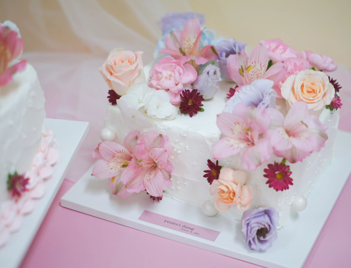 #연이당
직사각 케이크🫶
꽃밭처럼 예쁘게 예쁘게🌸
.
.
💕 3주 전 선예약시 5% 할인
💕 케이크 구매시 와인 10% 할인
.
.
#성남케이크 #선물 #모란케이크 #모란역케이크 #기념일케이크 #맞춤케이크 #생화케이크 #플라워케이크  #케이크 #cake #성남생화케이크 #환갑케이크 #행사케이크 #2단케이크 #생화케이크클래스 #웨딩케이크 #결혼식케이크 #웨딩 #조공케이크 #컵케이크 #생화컵케이크