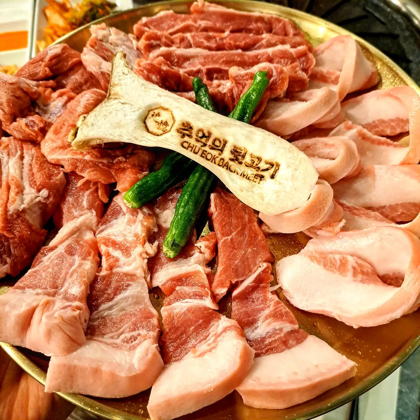 다양한 부위의 둔촌동 고기 맛집<추억의뒷고기 둔촌역점>
가봤던 고기집중에 가장 부위가 다양한 고기 맛집이에요!

직접 운영하는 도축장에서 5일 이내의 초신선한 국내산 돈육만을 사용하는데 진짜 신선한 고기라서 맛이 기가 막혀요!

국내 유일 해썹 인증받은 도축 가공시설의 뒷고기 전문점인데 여기 고기는 전국 대기업에 납품하는 브랜드의 고기에요

위생을 철저하게 신경쓰다보니 매일 정기 스팀청소를 진행하고, 세스코 해충 방지 시스템과 24시간 UV 살균관리기를 가동하고 콜드체인 시스템으로 원육을 관리해요

저희는 쫀쫀꼬들살, 진시황제살, 담백관자살, 추억뽈살로 구성 된 알찬세트를 주문했어요

세트를 주문하니 조개탕이 서비스로 나왔는데 조개탕도 조개가 많이 들어있고 시원 칼칼하니 아주 맛있었어요

지방이 많은 부위는 불판 가운데쪽에, 지방이 적은 부위는 사이드에 놓고 구워서 먹는데 부위가 다양한 만큼 식감과 맛도 다양해서 정말 좋았어요

같이 곁들여먹을 수 있는 밑반찬도 다양한데 특히 대파김치가 진짜 맛있었어요!

다양한 부위를 즐기는 고기 고수라면 여기는 무조건 추천드립니당!

위치
서울 강동구 성내동 428-5 1층 1(141)호(건물 뒷편 주차장라인)
.
.
.
#추억의뒷고기 #추억의뒷고기둔촌역점 #강동구맛집 #천호동맛집 #둔촌동맛집 #둔촌동역맛집 #둔촌동고기집 #고기집 #고기집추천 #고기맛집 #뒷고기 #꼬들살 #황제살 #관자살 #뽈살 #삼겹살 #삼겹살맛집 #먹팔 #먹팔맞팔 #먹팔해요 #먹스타맞팔 #먹스타소통 #좋아요반사 #좋반
#좋아요테러 #데이트코스 #likeforlikes #맛집추천 #맛집스타그램