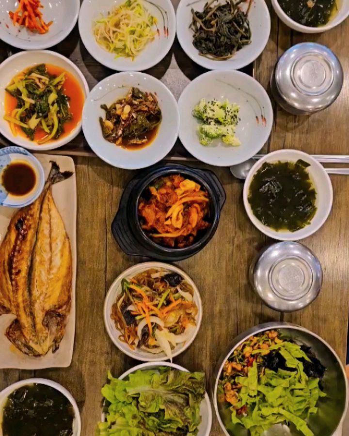 가끔 집에서 집밥을 먹어도 누군가가 차려주는
집밥같은 정갈한 한식이  먹고싶을때 가기좋은
군포 은빛 한식당에 다녀왔습니다🌿

돌솥밥정식 부터,오리고기,삼겹살까지  가족외식부터
직장인 분들을  위한 다양한 점심특선 메뉴가가득한곳 🌈

오랫만에 잘구워진 고등어구이와,제육볶음 꼬막정식과 
무가 많이 들어가 있어서시원했던 청국장 까지 개운하니 
밥이랑 비벼 먹었을 때 꿀맛이었어요 반찬들의 맛도  한식당 운영하신 내공으로 깔끔하니 딱  맛난 곁들임 찬들이었어요

군포 당정역 주변으로 맛집을 찾으시는 분들은 돌솥밥 정식이 맛있는 추천드리고싶어요 반찬만 먹어도 맛집🌟

❣️은빛

당정동 974-3

#당정동맛집 #당정역맛집 #군포한정식 #군포맘 
#군포한정식 #군포오리맛집 #당정동오리맛집 #은빛
#당정역오리맛집 #당정역한정식 #당정동한정식