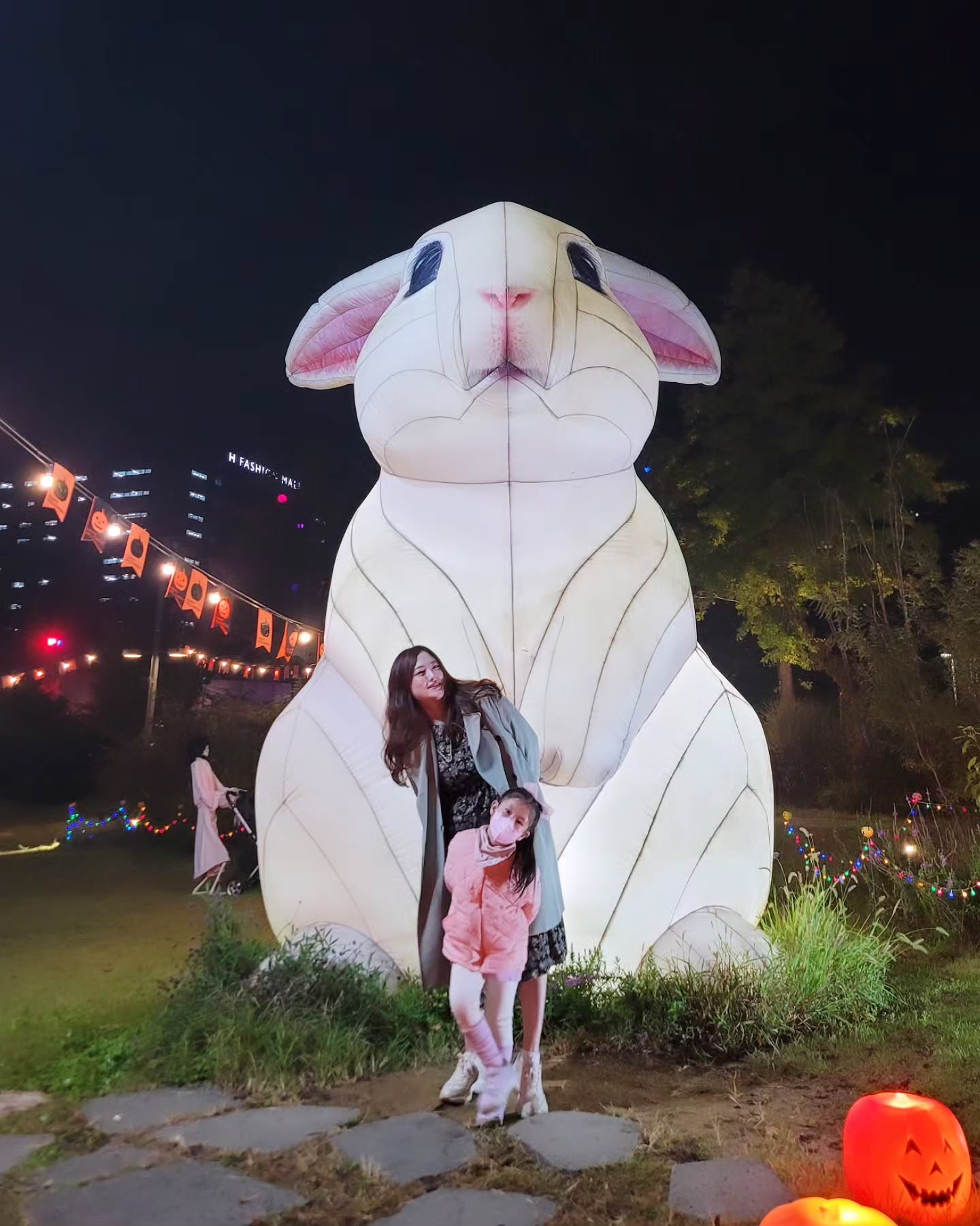 #하늘에서내려온 #달토끼
⠀
⠀
달토끼가 하늘에서 내려왔어요🐰🌕
하늘에서 볼 땐 작아보였는데
직접 만나니 정말 커다랗네요
⠀
이나랑 함께 토끼에게 인사하고
기념사진도 찍었어요☺️
⠀
작은 공간에 트리하나가 조용히 놓여 있네요🎄
이나에게 앉아보라고 하고 사진을 찍는데
주변을 둘러보는 이나의 손짓과 발짓이
아직 아기같은 느낌이 느껴졌어요🥰
소중한 너의 몸짓 하나하나 다 기억해줄게❤️
⠀
⠀
#아직은 #아가같은너 #조금만 #천천히자라줘 #너무예쁜내새끼 #너의모습그대로 #소중해 #별빛정원우주