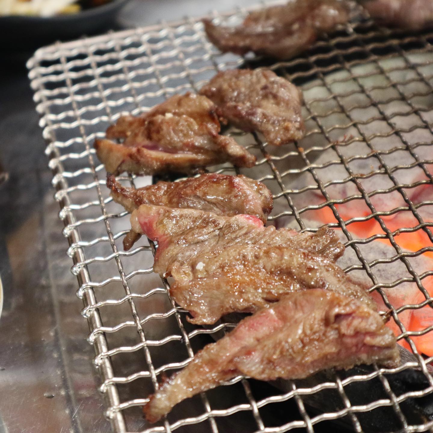 우돈당 가성비 괜찮네 ❤️

국내산 소 생갈빗살인데
한판(300g) 33,000원에
반찬도 수제 반찬으로 잘 깔림 ! 
.
.
#우돈당 #침산동고깃집 #침산동고기집 #침산동맛집 #침산동술집 #침산동소고기 #침산동돼지갈비 #대구가성비소고기 #침산동가성비맛집 #노원동맛집 #대구북구고기집