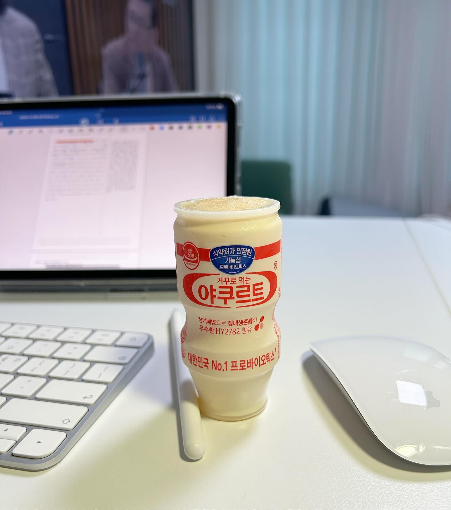 #으하하하하
잠깐 쉬는타임! 
어제부터 편도 붓고, 콧물 줄줄 나지만 , 
얼린 야쿠르트는  못참지~ 
.
.
#수능특강영어독해연습 #열심히작업중 #얼린야쿠르트 #못참지 
#야밤 #일하는여자 #간식타임 #엣홈