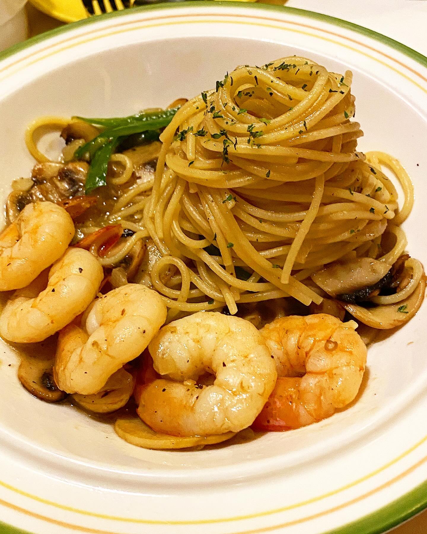 동네사람만 아는 찐맛집 문래동 와인바🍷

📌문래 화인
서울 영등포구 도림로 445 

파스타 맛집 찾다가 방문했는데 알도보니 와인바였던 곳

쉬림프 청양 오일 파스타와 꿀고구마튀김, 꿀배하몽까지 안주 하나하나 정말 맛있는 곳

분위기도 좋아서 모임이나 데이트하기 최고

1인당 주류1잔 필수 주문인 건 함정

시금치페스토파스타와 안키모갓김치파스타도 유명해서 다음에 재방문하면 꼭 시켜먹어볼 예정

#문래맛집 #영등포맛집 #영등포와인바 #문래와인바 #문래파스타 #영등포파스타 #문래화인