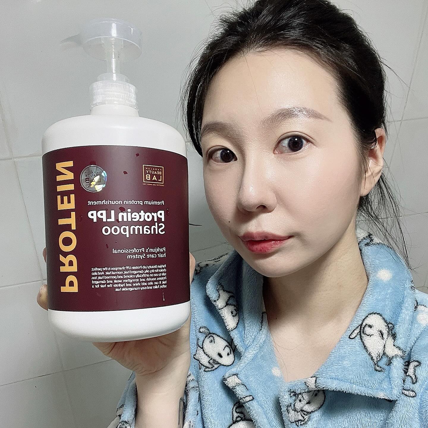 #협찬

안뇨옹〰️🔥겸댕동이 👸🏻송공주 등장✨

요즘 일하느라 바빠서 뷰티에 소홀해진 요즘 
공주의 제일 큰 걱정은 얇야진 머리카락 건강이었어..😂

겨울이라 정전기에 워낙 손상이 심한 머리카락이라 끝에는 다 갈라져서 
스트레스가 이만저만이 아니었는데..🥹 

박준뷰티랩에서 단백질 샴푸를 개발 하셨다지 모야..?🫣

40년 전통 헤어명가 국내1호 프리미엄프랜차이즈 헤어샵!! 
(웅웅 당신들이 생각하는 그 헤어샵 맞다구롱〰️✨)
무려~ 송공주가 박준뷰티랩 베스트 제품을 제공 받았찌롱!!!!!! 
이런 행운이🍀

우리 미용실에서 샴푸받으면 괜히 머릿결 더 좋아진거 같고 그러잖아
근데 그거 사실이야..‼️
미용실 샴푸는 달라도 뭔가 다른거 맞다구‼️

💎 각종 시술에 손상되어있는 손상모에 강추!
💎 1000ml 대용량이니까 가족들 많은 집은 욕실에 필수!
💎 머리감고 향기가 하루종일 폴폴나니까 냄새 예민한 사람들 추천!
💎 단백질 듬뿍 샴푸니까 물미역 머리카락 원한다면 당장 네이버에 검색!

오프라인 에서는 올리브영에서 구매 할 수 있다고 하니까 
시간되면 집 근처 올리브영 가서 한번 구경해봐~👀
후회없는 뷰티템 될껄? 🥰👍🏻

박준뷰티랩 대용량 LPP 단백질 무실리콘 약산성 샴푸 1000ml : 박준
.
.
.
.
.
#미용실샴푸 #단백질샴푸 #LPP샴푸 #LPP단백질샴푸 #샴푸추천 #모발영양샴푸 #미용실클리닉 #미릿결좋아지는법 #올리브영샴푸 #박준뷰티랩LPP단백질샴푸 #헤어관리 #헤어케어