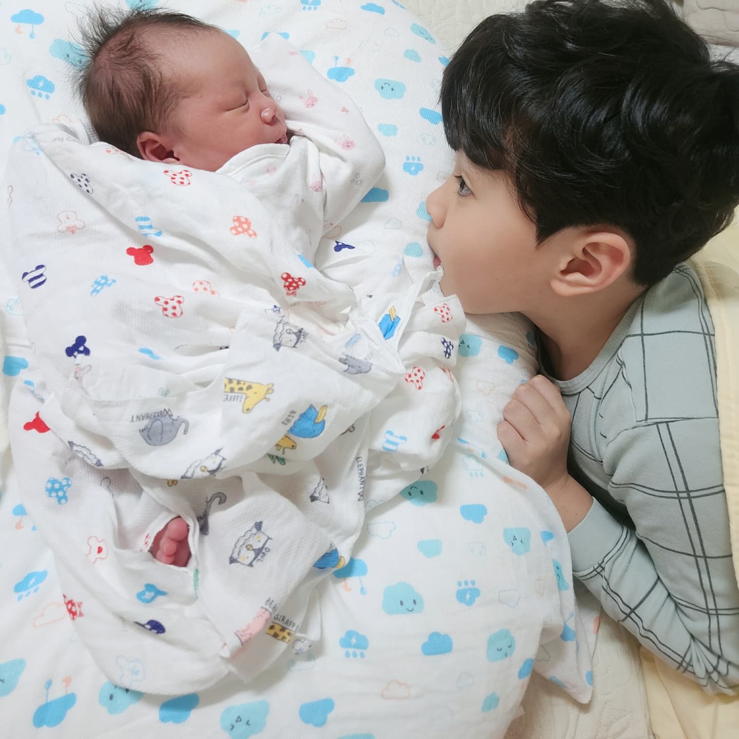 #컴백홈 #투샷 #8살차이형제

드디어 조리원 천국에서 나와 집으로 왔어요^^ 
이엘이가 동생을 엄청 기다렸는데 데리고 오니 너무 좋아해요😍

초점책 펴서 자기가 얘기 해준다고도 하고 분유타는거 알려 달라고도 하고 예뻐서 어쩔 줄 몰라해요♥
역시 사랑둥이 이엘이♡

엘파파가 주엘이 봐주는 동안 이엘이랑 이런 저런 이야기를 나누었어요.
사실 동생이 생겨서 이엘이가 힘들까봐 걱정이 많이 됐거든요😭😭😭

👩‍🎤이엘아~ 엄마가 부탁이 있어.
엄마,아빠랑 이엘이랑 셋이 살다가 주엘이가 와서 달라지는 것들이 있을텐데 혹시나 이엘이가 조금이라도 불편하거나 힘들어지면 엄마,아빠한테 얘기해 줄 수 있을까?
🙆응.엄마 사실은 엄마,아빠한테 놀아달라고 여러번 얘기해서 힘들었어.ㅠㅠ
👩‍🎤이엘이 속상했겠다. 미안해.
그럼 이렇게 하면 어떨까? 아빠랑 엄마랑 교대로 주엘이 보고 한명은 이엘이랑 놀고 주엘이 잘 때는 셋이 놀고~
🙆좋아.

이엘이를 사랑할때 혼신의 힘을 다해 사랑해줬는데
그래서 그런지 이엘이 또한 주엘이에게 큰 사랑을 주는 것 같아요💕

태교 태담도 이엘이가 많이 해줘서 그런지 주엘이도 이엘이 목소리,노래 듣고 좋아하는 것도 신기해요👍👍👍

앞으로 사랑둥이 #엘형제 러브 스토리 기대해주세요😉

.
.
.
.
.
.

#생후18일 #신생아 #2024년생 #9살 #아들 #아들둘맘 #육아소통 #8살차이형제 #우애 #엘형제