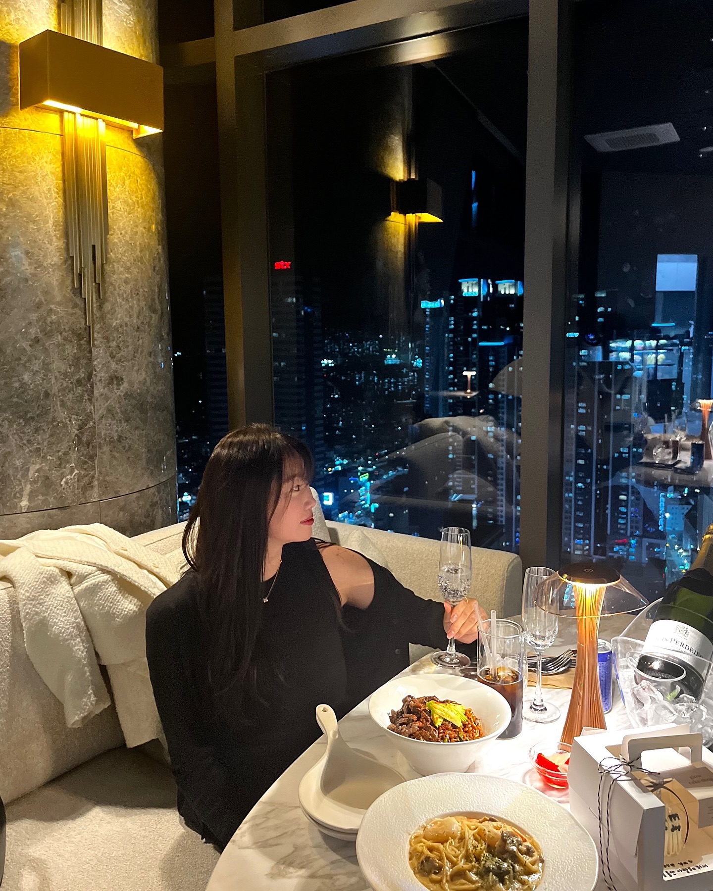 #광고 #협찬 🌃 38층 뷰맛집 끝나지 
않았다! 연말 파티는 해운대에서 즐겨보기 ◡̈⋆*

.
#빌리브패러그라프 #피크라운지 #해운대 #부산