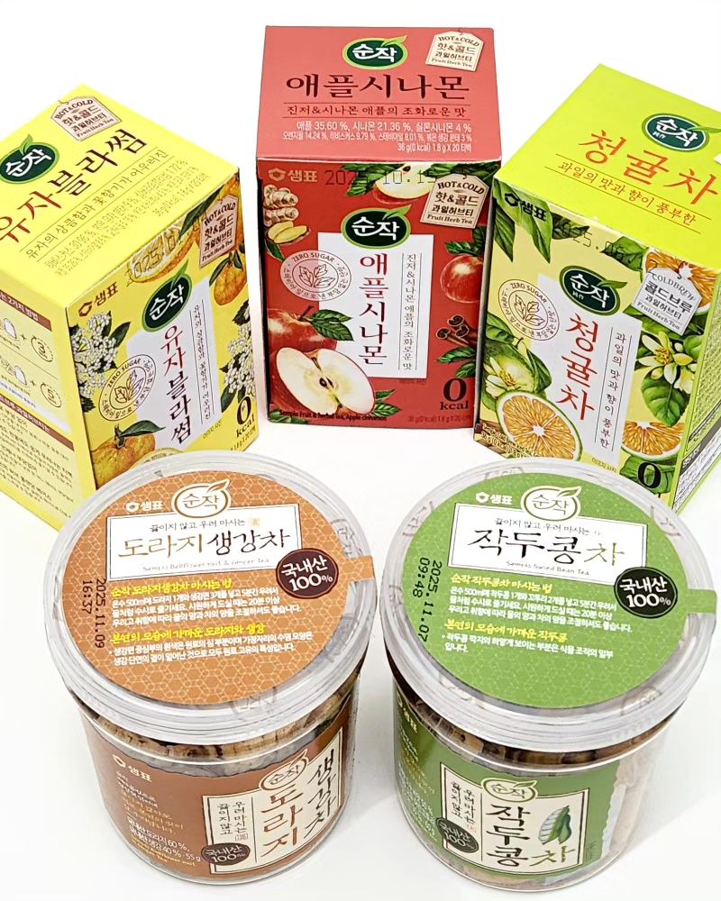 #협찬 #순작 #애플시나몬 #유자블라썸 
ㆍ
제로칼로리, 제로카페인으로 설탕, 카페인 부담없이 수분섭취하기 좋은 순백 티백세트 소개해볼게요ㅎ
ㆍ
출근길에 항상 커피주문해서 먹는게 필수였는데, 요즘은 텀블러에 따뜻하게 우려 1일 2티백 하고 있어요~
커피대신 마시다보니 수분충전도 하는데다가 칼로리도 제로 칼로리다보니 부담없이 마실 수 있더라구요.
ㆍ
티백은 순작제품을 꾸준히 먹고있는데 다양한 제품들이 많더라구요.
먼저 제품 소개 해드릴게요~!
ㆍ
1) 국내산 100% 도라지 생강차는 순작의 제다공법으로 끓이지 않아도 진하게 잘 우러나서 맛이 진하고 깊어요.
2) 작두콩차는 고소한맛이며 끓이지 않고 우려마시는거라 사무실에서도 꼭 마셔보길 추천드립니다.
3) 순작의 애플시나몬티는 시나몬,진저,사과맛이 맛있게 조화로운맛이며,
애플시나몬의 경우에는 우유 또는 오트밀크에 냉침해 밀크티로 마셔도 맛있더라구요ㅎㅎ 시나몬향은 강하지 않아 부담없이 마시기 좋으며, 요즘같이 겨울엔 몸을 따뜻하게 해주는 효과까지 있어 추운날 마시기 딱 좋으니 드셔보셔요👍
4) 유자블라썸티는 유자의 상큼함과 실버라임블라썸의 향긋함이 매력적이에요. 유자의 상큼함과 꽃향기가 어우러진맛인데, 설탕대신 스테비아를 사용하여 건강까지 챙겨볼 수 있어요.
ㆍ
순작의 과일 허브티로 추운 겨울 따뜻하게 보내세요🥰
ㆍ
#과일티추천 #과일허브티 #티백차추천 #티백추천 #겨울차추천 #환절기차추천 #홈카페레시피 #유자차추천 #과일차추천 #허브차 #허브티 #애플티 #애플시나몬티 #유자차
ㆍ
#소소한일상 #l4l #selfie  #좋아요그램 #좋아요환영 #20231206 #좋아요테러 #선팔하면맞팔 #맞팔해요 #좋아요반사 #좋반 #좋반댓