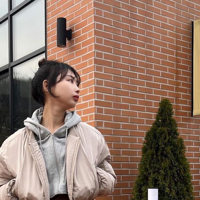  칫_ 나 소이" on Instagram: "#광고 @vivabrown_official 
작년에 이어 올해도 데일리하게 코디하기 좋은 오버핏한 크롭숏패딩을 소개해드려요’ᴗ‘  POLY100%로 소프트한 터치감과 은은한 광택감을 가진 비바브라운의 후드 레이어드 패딩은 친환경적이고 알러지 반응이 적은 웰론 충전재를 사용해 가벼운 점이 특징이에요! 게다가 후드 레이어드가 탈부착이 가능해 다양한 무드로 연출도 가능합니다

#비바브라운#비바브라운패딩#패딩#패딩추천#여자패딩#크롭패딩#풀아우터#자켓#점퍼#OUTER#PADDEDJACKET#デイリールック #ジャケット#ズボン#ビバブラウン#비바브라운X텍토리 #데일리룩 #패딩 #레더패딩 #겨울아우터 #パンツ #setup"