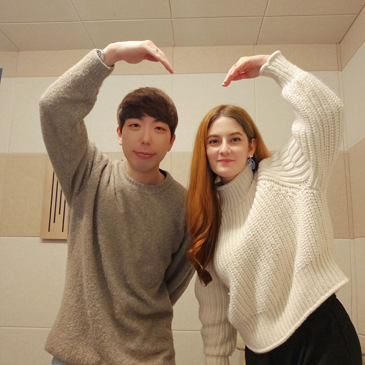 #협찬 

🎶 망원역에서 가까운 녹음 스튜디오 루나 뮤직에 다녀왔어요!
다시 사랑한다 말할까 커버곡 녹음도 하고 영상촬영도 했어요~

🎤 가수들이 노래하는 느낌이 이런 느낌이구나 하고 경험해봤어요!! 실수한 부분들도 음정 보정을 해주셔서 노래가 
더 잘 나왔어요~^^

🎶녹음부스 촬영컨셉과 호리존 촬영컨셉이 있는데 핑크빛 조명을 받는 호리존에서 촬영을 했어요~

🎤노래 부르는 것을 좋아하는 분들이라면 루나 뮤직에서 녹음해서 새로운 경험을 해보시는 것을 추천합니다!! 네이버로 예약할 수 있어어 편해요~

📍서울 마포구 망원로10길 16 지하
lunamusic_studio lunamusic_studio_jp  감사합니다!~

🎶این هم ویدیوی پشت صحنه و عکس هایی که تو استودیو گرفتیم!

😁من اینجا نقش مدیر برنامه، عکاس،فیلمبردار،بازیگر،فن جیهون،طراح لباس و گریمور و ... داشتم!🤣🤣 تا حالا این همه کار و با هم انجام نداده بودم!🤣🤣🤣 

🎶جیهون سالهاست که آواز می خونه و کلاس هم می ره پیش خواهر عزیزم آنا دانشمند که تکنیک های آواز و بیشتر یادبگیره تا بتونه توی این زمینه بیشتر پیشرفت کنه و من سعی می کنم تا می تونم ازش حمایت کنم! من فکر می کنم اگه طرف مقابل آدم به کاری علاقه داره،حتما باید توی اون کار همراهی و تشویقش کرد تا بتونه کاری که دوست داره انجام بده و  از زندگیش لذت بیشتری ببره!
نظر شما چیه؟

پانوشت : امیدوارم این عکس ها و ویدیو جالب باشن و منتظر ویدیوهای بعدی خوندن جیهون باشید!😘

اگر ویدیو کلیپ کامل اجرای جیهون و هنوز ندیدین،ویدیوی قبلی و ببینید!
سپاس از همراهی و حمایتتون!🩷

 #서울녹음실 #녹음스튜디오 #커버곡녹음 #커버곡영상 #셀프축가 #루나뮤직#تارا_جیهون#타라지훈 #다시사랑한다말할까 #발라드 #kpop #커플촬영 #커플 #کیپاپ #کره_جنوبی #koreansong #tarajihoon #타라지훈 #خواننده #ویدیوکلیپ #노래커버 #국제커플 #زوج_ایرانی_کره_ای #کره_ای #کره #koreancouplestatus #노래추천 #kpopcover