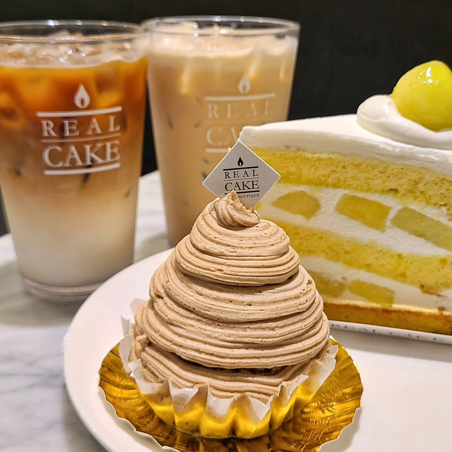 흔치 않은 몽블랑맛집🧚‍♀️

범계에 위치한 리얼케익, 이름처럼 다양한 케익을 파는 디저트맛집이다. 좋은 재료로 맛있는 케이크를 만들기로 유명한 곳. 주말 오전에 커피와 함께 티타임 가졌는데 몽블랑이 세상 입에서 살살 녹는다😋

메인인 생크림 케이크보다 나는 오히려 몽블랑이 맛있었다는❤ 케이크 파는 집은 많은데 몽블랑은 흔하게 볼수 없으니까 더 맛있지! 가을에 먹는 밤 디저트라니~ 주말에 달콤한 케이크와 몽블랑, 시원한 커피 마시니 행복행복😍

#범계역카페 #디저트맛집 #cake