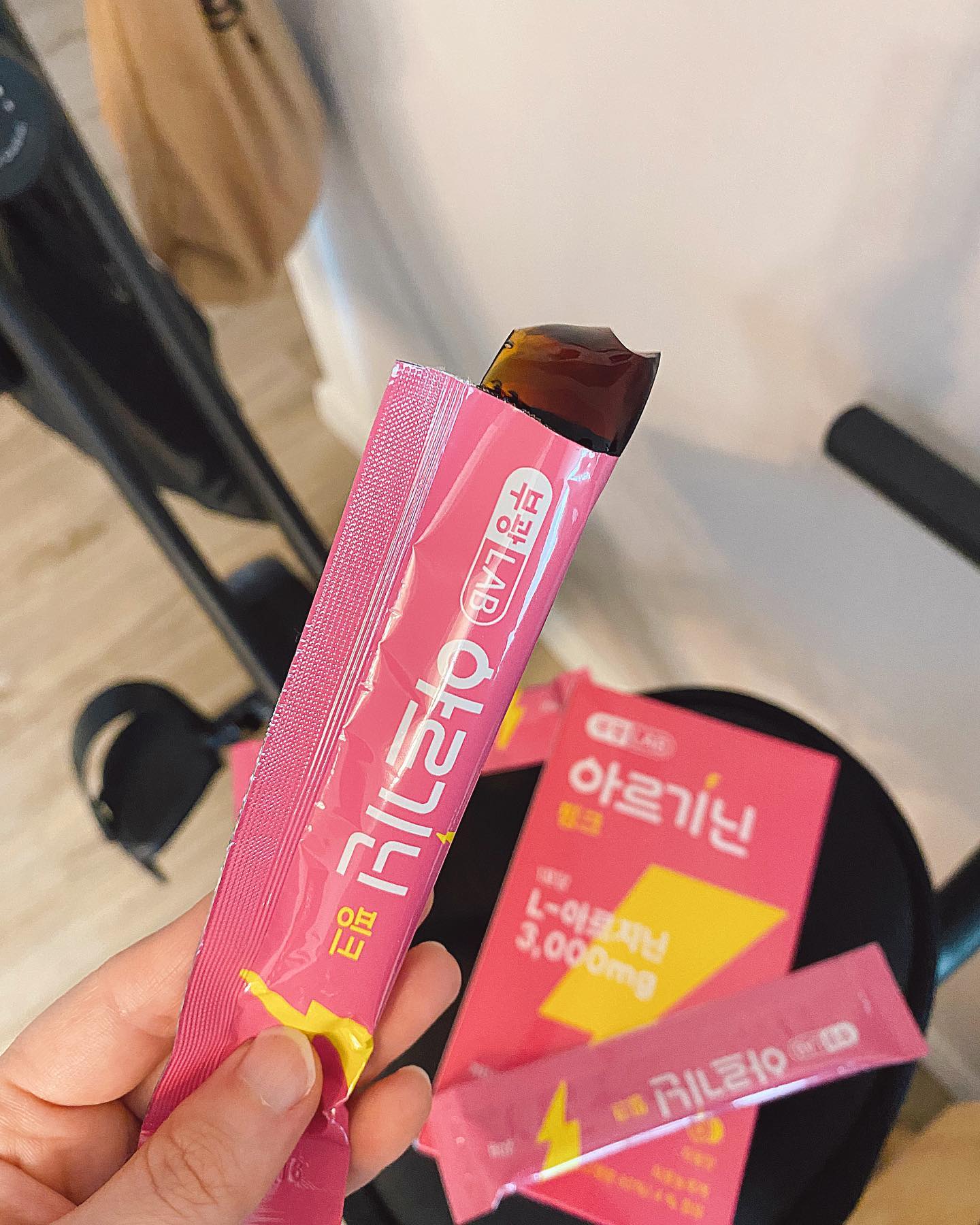#제품제공 💪🏻 부광LAB 아르기닌 젤리 자몽맛

하루를 활기차게! 에너지 끌어올리는 부스터업 ⚡️
✨부광LAB 아르기닌 젤리 자몽맛✨으로 힘차게 시작합니다!

부광LAB 아르기닌 젤리는 L-아르지닌 3000mg!
고함량으로 하루에 쓰일 에너지를 끌어 끌어 끌어모으는 에너지 부스터예요 ⚡️

젤리 하나에 장어의 21배! 굴의 44배에 해당하는 아르기닌이 있다고 하니 얼마나 많이 함유된 건지 감이 오시나유? 🫢🫢

아르기닌 뿐만 아니라 피쉬콜라겐, 비타민C, 히알루론산, 엘라스틴 추출물 까지 더해 피부까지 관리할 수 있지요 👏🏻👏🏻👏🏻

아르기닌은 대부분 쓰거나 비리거나 한 경우가 많은데 부광LAB 아르기닌 젤리는 자몽맛으로 새콤달콤 한데 약간의 쓴맛은 자몽 같은 느낌이라 거부감 없어요 👍🏻

아침에 눈을 뜨고 하루의 에너지가 필요할 때!
아르기닌 젤리로 매일매일 활기차게 보내보세요 ⚡️

bukwanglab_official 
#부광약품 #부광LAB #아르기닌 #아르기닌젤리 #부광아르기닌젤리 #부광LAB아르기닌 #자몽맛아르기닌 #아르지닌젤리 #아르기닌젤리자몽맛 #에너지부스터 #이벤트 #체험단 #활력업