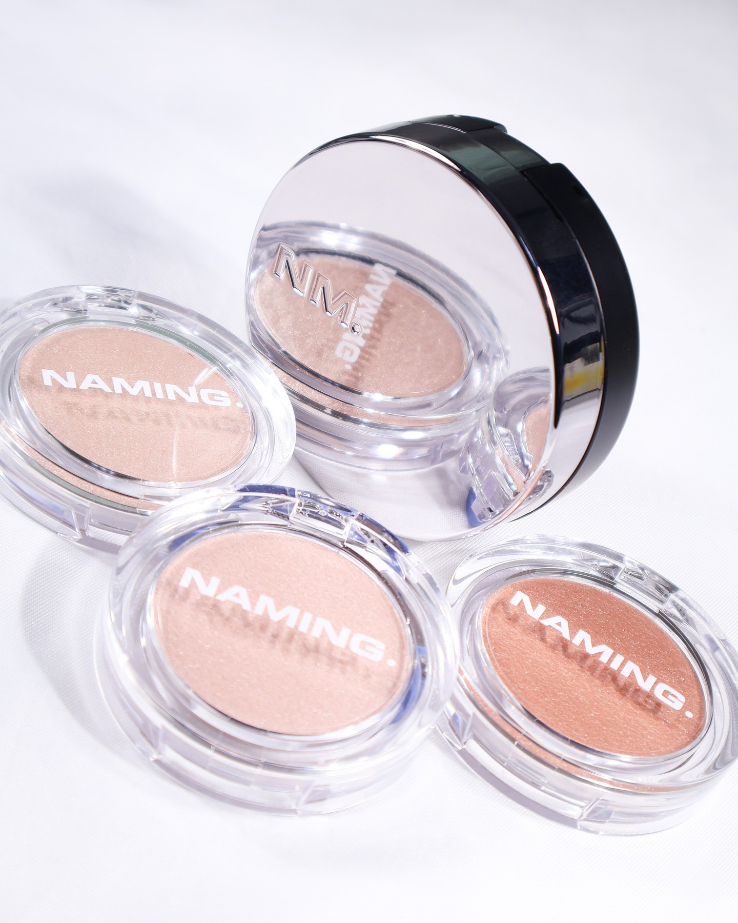 #제품제공 naming.cosmetic 

#레이어드핏쿠션 #네이밍
#플러피베이크드하이라이터

늘 내츄럴하면서 트랜디한 제품들을 선보이는 네이밍에서 실버 컬렉션이 출시됐어요. #SpreadSilverlight 스프레스 실버라이트 컬렉션은 한끗 차이 터치로 데일리 샤인 메이크업을 완성해줘요.

일단 쿠션은 요즘같이 건조한 환절기에 쓰기 너어무 좋은 촉촉 쿠션이에요. 적당한 커버력과 세미 글로우 제형으로 내추럴한 윤기 베이스를 만들어주면서 화사한 상아빛 컬러라 컬러도 너무 만족스러운!

그리고 하이라이터는 가루날림 없는 매끄러운 발림성이 특징인데 피부에 올렸을 때 정말 맑으면서도 선명하게 콕 올라가요.

쿠션과 하이라이터 궁합이 진짜 맛도리.... 두 제품 다 인위적인 광이 아닌 투명한 광채를 만들어줘서 합이 너무 좋더라구요!

3월 네이밍x올리브영 세일로 할인된 가격에 만나보실 수 있습니다 :)
(BEST 레이어드 핏 쿠션 (~3.7까지만 단독 최저가) 28,000원 32% 할인 ▶ 19,040원 / NEW 플러피 베이크드 하이라이터 16,000원 15% 할인 ▶ 13,600원)

#네이밍쿠션 #수부지쿠션 #올리브영쿠션 #입체광메이크업 #윤기하이라이터 #파룸체험단