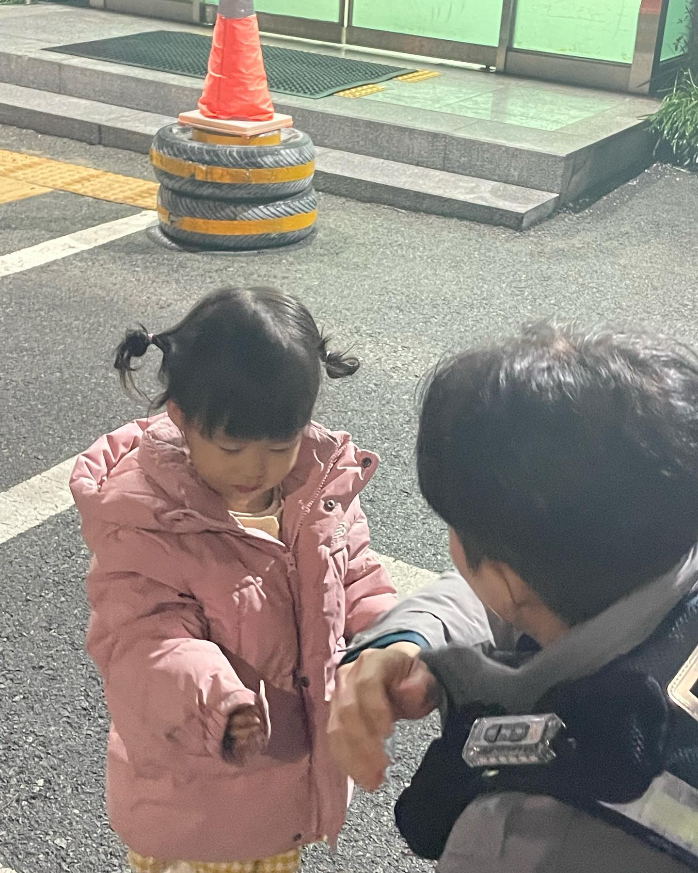 .
울꼬맹이 한껏꾸미고
미아방지등록하러 생애 첫 파출소
오빠 친구 찬스로 사진도 찍고 ㅎㅎ
미혼인 오빠친구 애기 안는 폼…🤣🤣
.
#미아방지등록완료