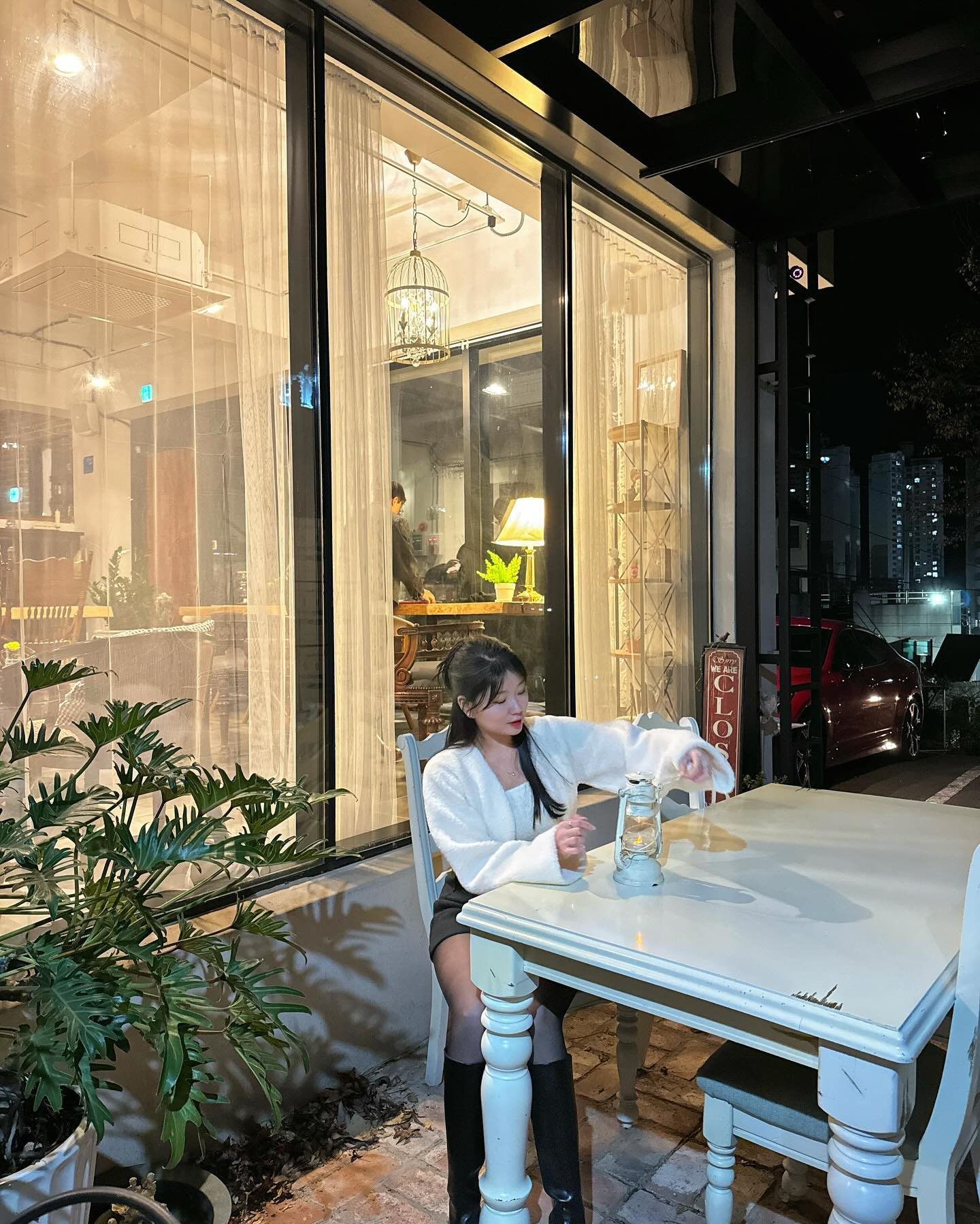 머하나 손에 쥐어주면 잘놀아여

☕ 포레스트 오브 모네 [부산]

📍부산 기장군 기장읍 차성로451번길 50-3 1, 2층

🎼  평일: 10am30~8pm30, 일휴무
 
💛보통 부산가면 오션뷰카페 가고싶은데,..
그러기엔 오션뷰 아닌곳에도 예쁜카페 넘 많자나요🫢
그럴땐 하루 이카페 가깅 
일요일 낮에 요기 방문하려고 했는데 
일욜에 휴무여서 토욜 밤에 방문했어요, 
들어가자마자 눈커짐🫶🏻
넘나 송스탈 카페여써요 
갬성갬성 뿐만 아니라 따뜻함이 느껴지는카페 
사장님도 넘 친절하셨고 
방문하면 엽서를 한장씩 주시는데 색칠공부 신나게 하고 이야기 도란도란 나누고 돌아왔어요 
낮에 못간게 넘 아쉬웠지만 밤에 사람없을때 방문해서 먼가 더 기억에 남는 카페🩷

🚙주차장 o
가는길이 오르막길 골목입니다아