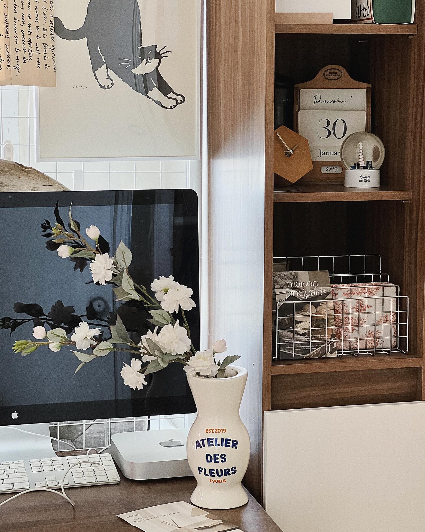 🏡

오늘의 집, 오늘의 테이블

세임디 아뜰리에 화병에 메인홈의 동백꽃을 넣어주었고
책상 옆 공간에 슬림 수납장을 들여 책도 착착 수납했다.
아참참, 스텐 북스탠드도 추가 🤍
-
최애 목표였던 오늘의집 도전은 물거품이 되었지만,
집꾸미기는 여전히 진행중… 🔨

#스윗홈 #감성홈 #데스크테리어 #집꾸미기 #홈스타일링
#todayshouse #home #homesweethome #homestyle
#세임디 #베스트파리지앵