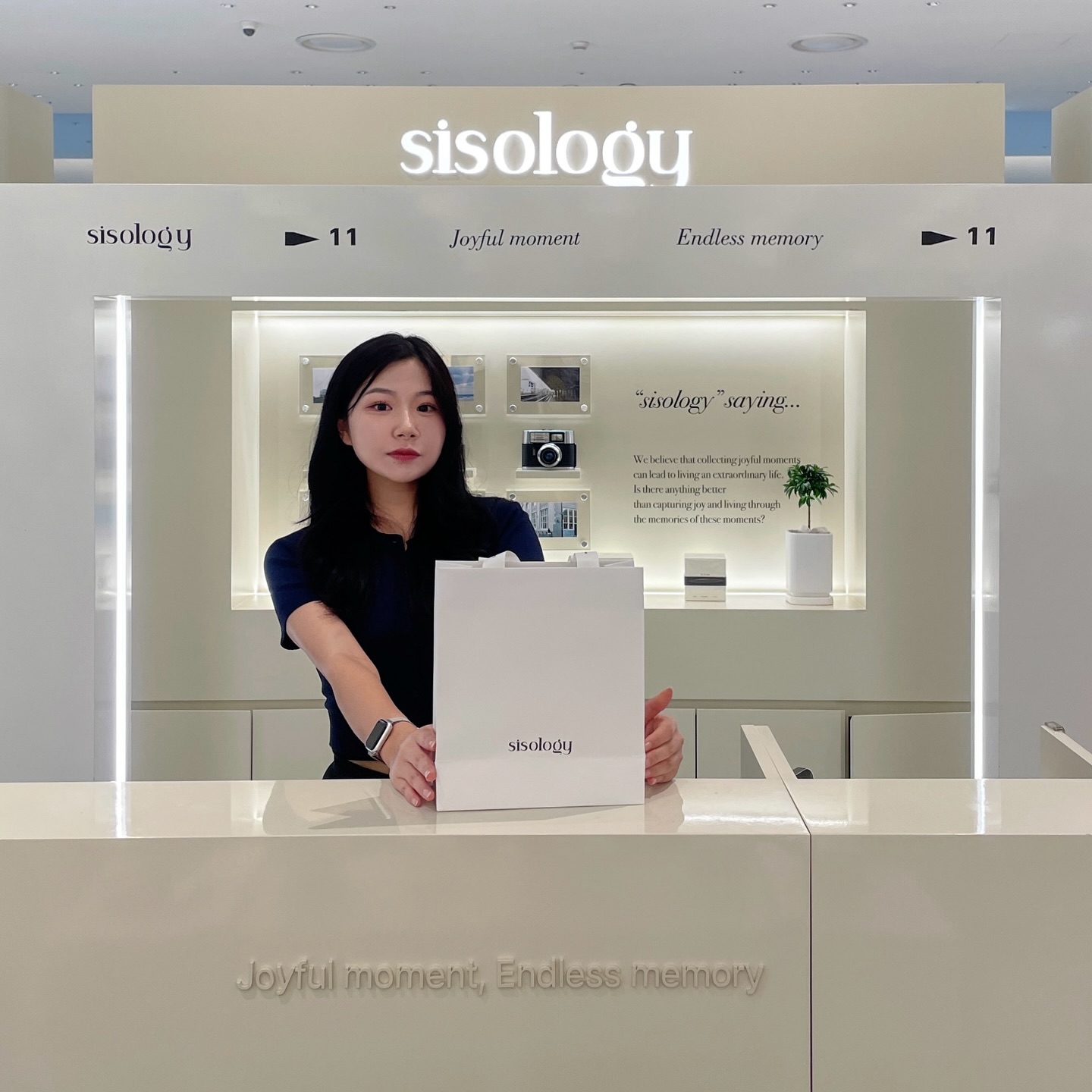 #제품제공 sisology_official 

더현대에서 시스올로지 향수 팝업스토어가 진행중인데요!

시스올로지는 필름카메라와 사진에 영감을 받아 향기를 구현했다고 해요 🎞️🌉
그래서인지 팝업존에 있는 시향지가 예쁜 사진으로 되어 있었는데요! (사진을 보며 시향하니 딱 풍경이 연상되며 향수에 담긴 스토리가 연상되더라고요✨)

팝업 현장에서 5가지 향수를 만나볼 수 있는데요!
-  르델라 퍼퓸
- 오버플로잉 오 드 퍼퓸
- 딥 다운 오 드 퍼퓸
- 온 더 소파 오 드 퍼퓸
- 에뜨레뚜아 오 드 퍼퓸

제 픽은, 르델라와 오버플로잉!
르델라는 애틋한 첫사랑의 이미지를 담아낸 향이라고 해요.
네롤리의 우아한 향을 가진 플로럴 향수지만 끝은 오렌지 껍질과 페퍼로 상큼하면서도 스파이시하게 마무리되는 편이었어요 (네롤리 러버,,접니다요🥹🤍)

오버플로잉은 태양과 해변, 한가로움, 자유의 이미지를 담아냈는데요. 
섬유유연제같은 코튼향이 먼저 느껴지면서 레몬의 상큼함이 더해져 여름의 휴가같은 이미지가 떠올랐어요🩵🌊 은은한 비누향에 상큼함이라 여름에 데일리로 사용하기 좋겠더라구요!

더현대 1층 Gate 3 앞에서 15일까지 진행되는 팝업이니, 향수 러버분들은 언능 방문해보세요🤍

💌 장소
더현대서울 1층 Gate 3 앞
💌 일정
8/6 ~ 8/15
💌 현장 이벤트
SNS 구매 인증 이벤트
: 녹색광선 도서 1권 또는 르 델라 핸드크림 증정

#시스올로지 #sisology #더현대서울 #팝업스토어 #니치향수 #더현대팝업