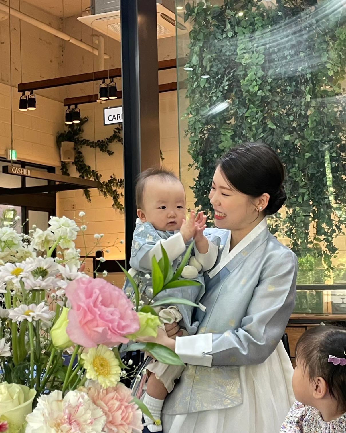 ²⁰²⁴.⁰⁶.⁰¹ 나도 드디어 돌끝맘🖤

이사하느라 바빠서 이제야 피드를 올리지만
재하 돌잔치 무사히 끝냈어요!👏🏻

돌잡이는 엄마가 바라던 돈💸을 잡았어요 꺄르르!!
생일파티에 오셔서 축하해 주신 분들 모두 감사합니다❤️

원래 미소천사인데 스냅사진 찍을 때 
하나도 안 웃어줘서 너무 아쉬웠지만...
그래도 울지 않은걸로 만족할게🫶🏻

스냅 사진 나오면 더 자랑할게요😆

하루 종일 피곤했는지 우유 먹으면서 기절zzz