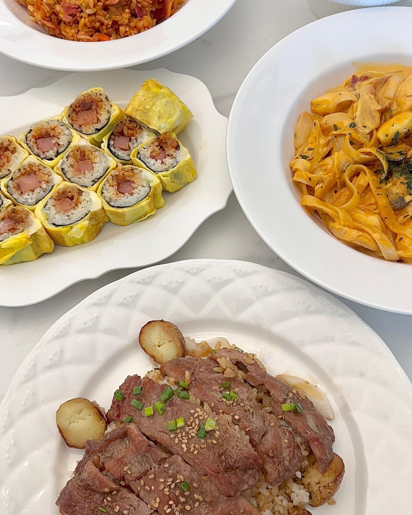 #유료광고 schoolfood_official
스쿨푸드의 베스트 메뉴들과 틈새소스의 콜라보🧡
꾸덕한 틈새 까르보나라 파스타 떡볶이와 틈새 모짜렐라 스팸 계란 마리 조합이👍 이거슨 옳다 옳아!!
중독적인 매콤함에 반했잖아😍
자꾸 생각나는 맛이라 앞으로 자주 시켜먹을 거 같아요✨

_
#스쿨푸드 #schoolfood #틈새라면 #틈새소스 #신메뉴
