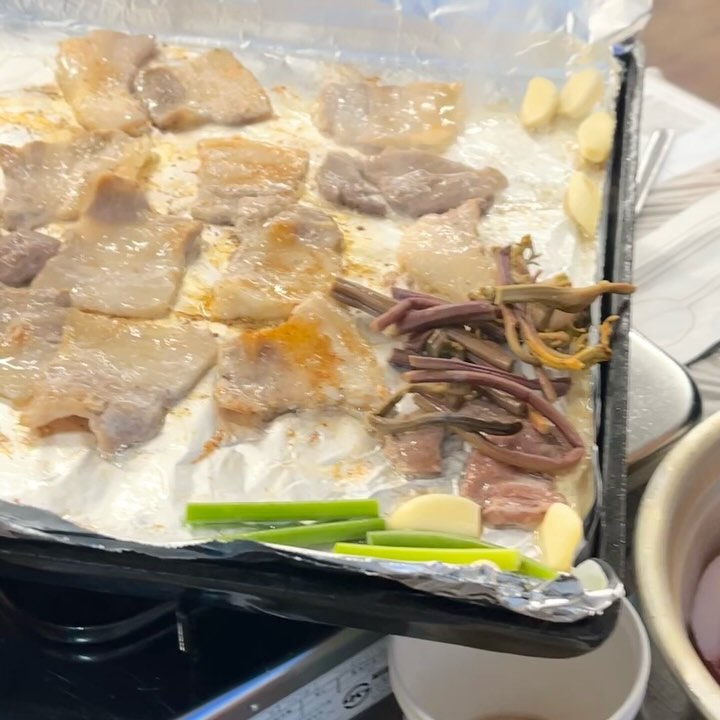 #대구맛집 #송해공원맛집 #달성군맛집 

오늘은 대구 옥포에 위치한 “재벌냉삼”에 다녀왔어요! ₍ᐢɞ̴̶̷.̮ɞ̴̶̷ᐢ₎

이번에 새로생긴 가게인데 가성비가 넘치는 아주 만족스러운 곳이였답니다◠​͜◠ 

맛도 좋고 가격도 좋았던 “재벌냉삼”

라면기계도 있어서 재밌었고 여러모로 기분좋게 식사했던 곳 이었어요 (ﾉ≧ڡ≦)💕

옥포맛집 찾으시는 분들, 가족단위 맛집 찾으시는 분들께 추천드려요! ♥︎

✔️고기 5인분 + 돼지찌개 --- 39,000원
  100g 기준 
✔️냉동 삼겹살 ----- 6,900원
✔️냉동 목살 ------ 6,900원
✔️냉동 뿔항정 ----- 6,900원
✔️고추장 주물럭 ---- 6,900원

📍대구 달성군 옥포읍 돌미상업로 9 203호
⏰ 매일 16:30 ~ 22:00
21:00 라스트오더
☎️ 0507 - 1354 - 5172

#블로그협찬 #대구옥포 #대구옥포맛집 #옥포맛집추천