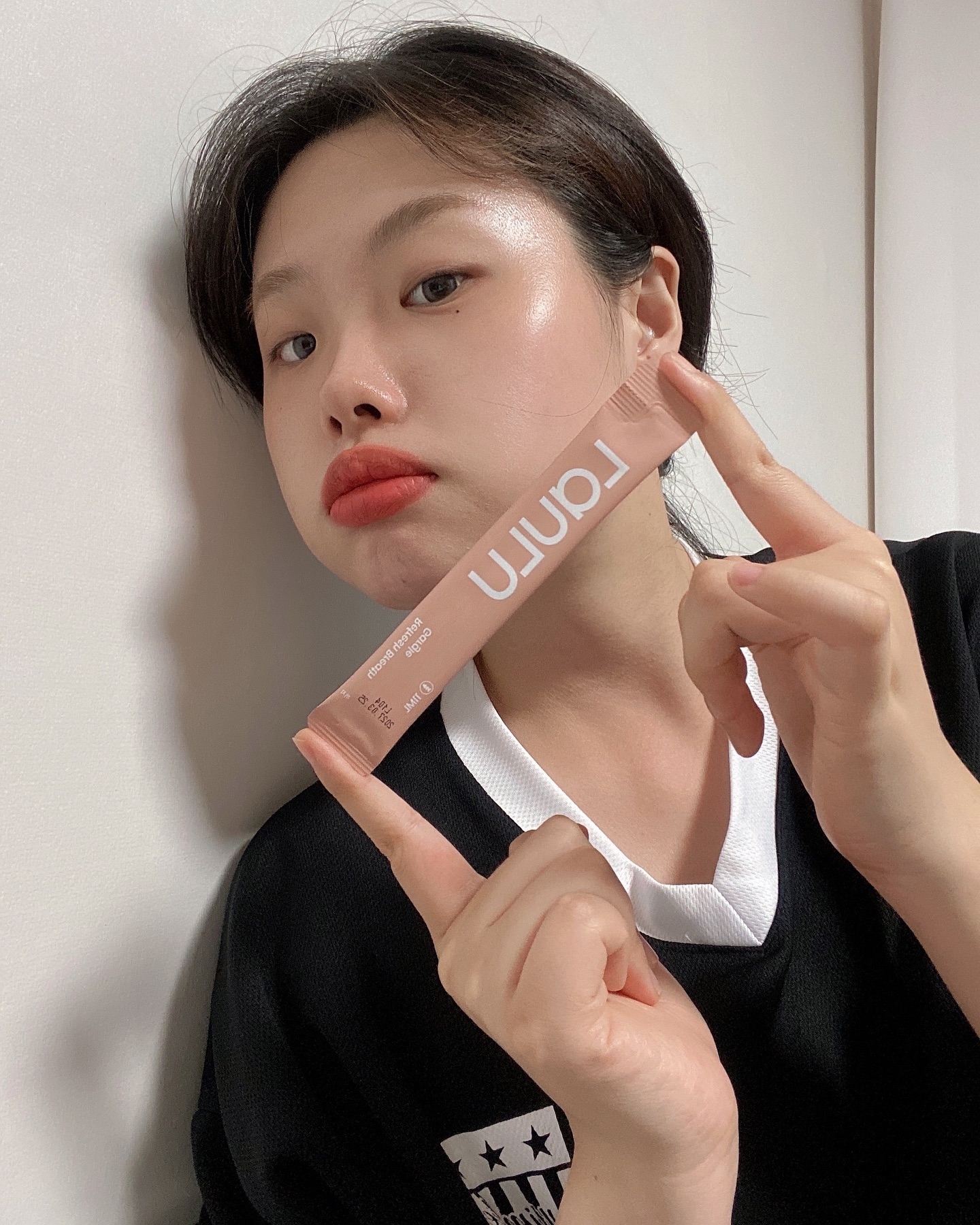 #라울루 #협찬 

쏘-옥 언제든 함께하는 내 친구 라울루~🫧🫧

파우치에 쏙 들어가는 귀여운 스틱형태에 가글 특유의 매콤함없이 
깔끔하고 편안하게 사용할 수 있는 자연 유래 성분의 천연 무알콜 라울루 가글인데요?!

평소 커피랑 단거를 무지 좋아해서 늘 입이 텁텁하고 구강건강이 
걱정됐는데 이 제품으로 말끔히 해결할 수 있어 좋았답니다🙊

저처럼 디저트를 좋아하고 간편하게 구강청결을 유지할 수 있는 
무알콜 스틱 가글을 찾고계셨던 분들에게 추천해드려요👼🏻🤍