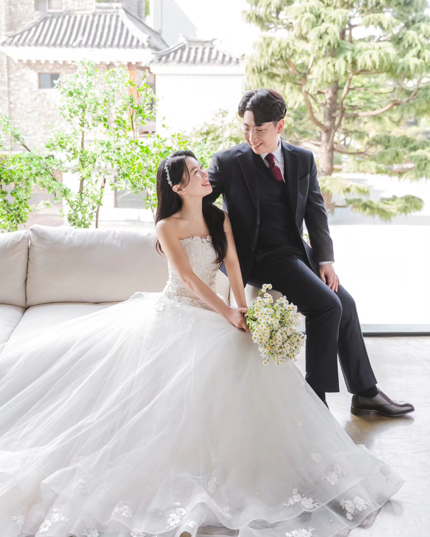 .
안녕하세요😊
저를 지켜봐주시는모든 분들께
직접 전하고 싶은 좋은 소식이 있어 글을 올립니다. 
.
평생을 함께 하고싶은 사람을 만나
오는 12월, 이제는 부부로써 함께 나아가고자 합니다. 
.
생각나고, 떠오르는 분들이 많지만
오랜만에 드리는 연락으로 부담되지 않을까
선뜻 연락드리지 못한 분들이 많습니다. 
.
너그럽게 이해해 주시고 연락 주신다면
감사한 마음으로 기쁜 소식 전하겠습니다😊 
.
행복하게 잘 살겠습니다 :)❤️ 
.
항상 건강하세요🙇‍♀️