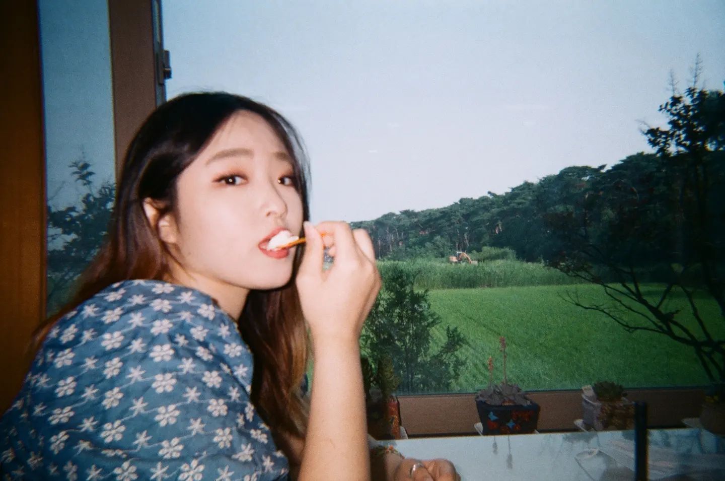 My Summer Record with yh_ch0 💘

두 번째 필카 현상! 드디어 바라고 바라던 윤댕이와 함께 셀프 현상 히히
 그대와 함께라면 매일이 즐겁소!!☺💬
이번에는 버리는 샷이 몇 장 없어서 다행이다ㅎㅎㅎ
다음 필름은 윤댕이가 사준 비싼 필름..!!

역시 사랑하는 사람이 찍어준 사진이 제일 잘 나왔다💓
.
.
.
#코닥 #필름카메라 #의정부 #순두부젤라또 #여름 #필름 #필름사진 #사진 #사진스타그램 #필름감성 #여행 #summerrecord #summer #summervibes #summertime #filmphotography #film #filmcamera #kodak #korea #photooftheday #photo #photogram #travelphotography #travel